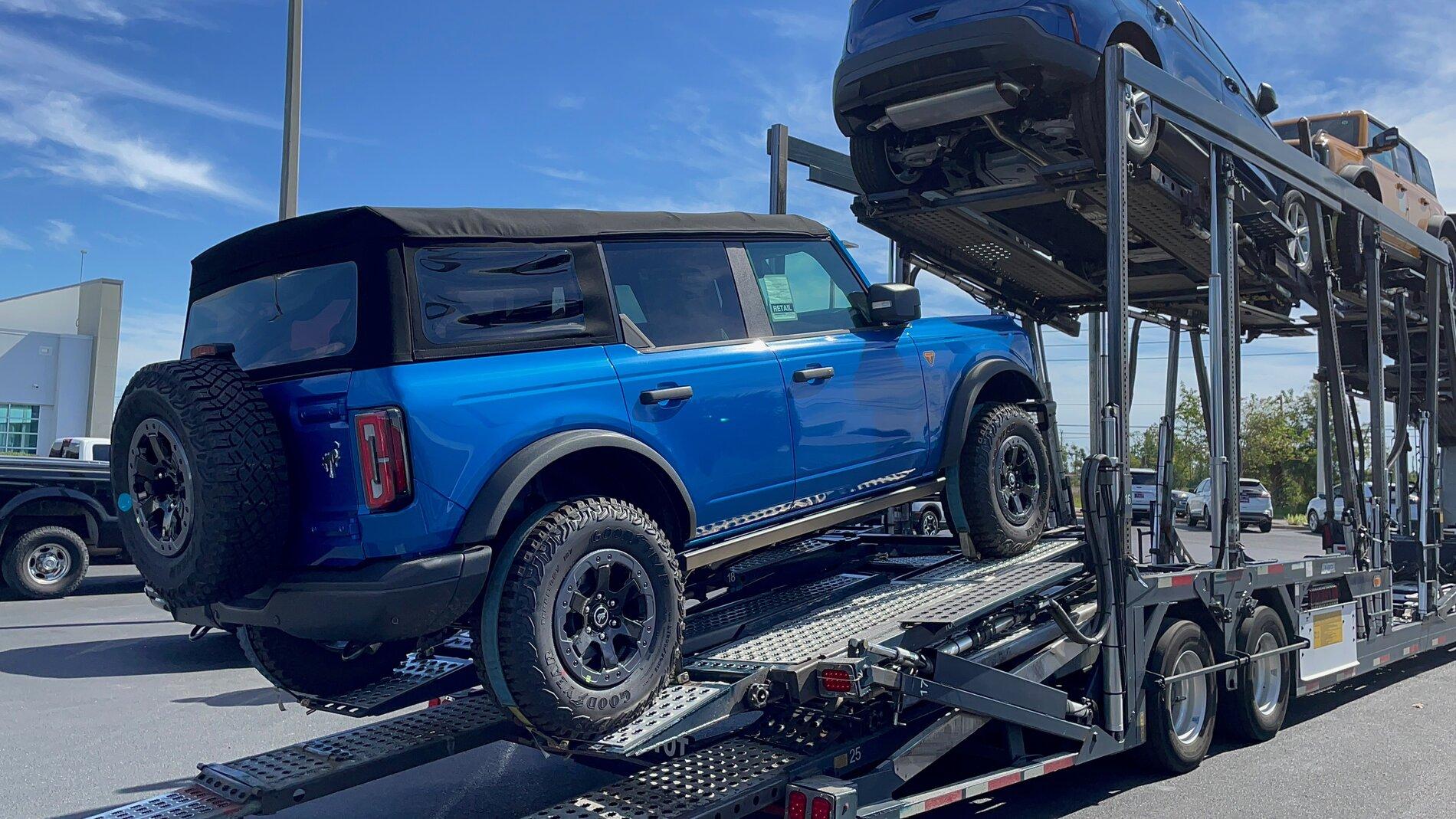 Ford Bronco VELOCITY BLUE Bronco Club 02A19479-29B6-43AF-9FC5-ACA3CDDCCCA2
