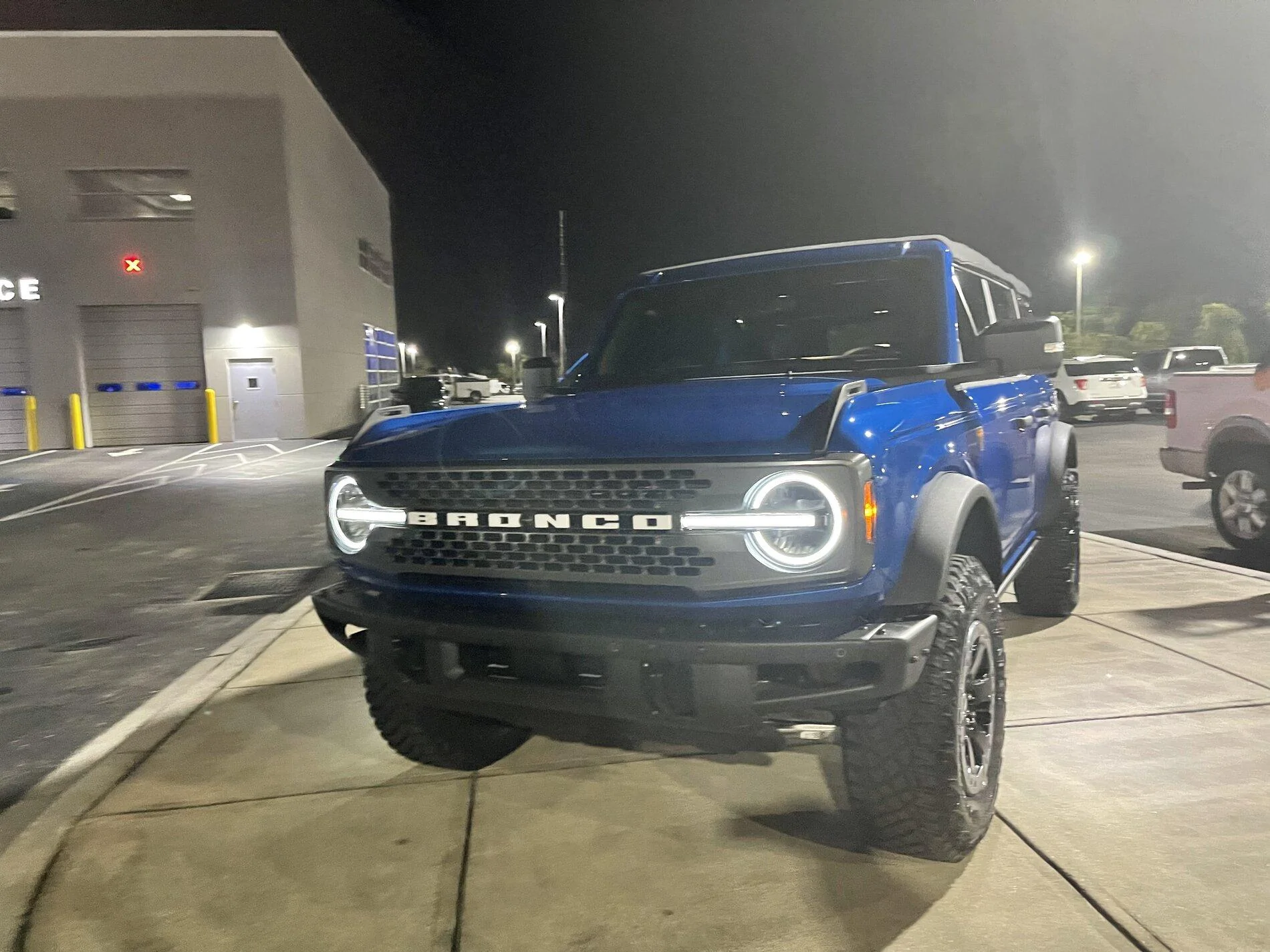 Ford Bronco VELOCITY BLUE Bronco Club 61A54917-752A-45FA-B475-8324451A60EC