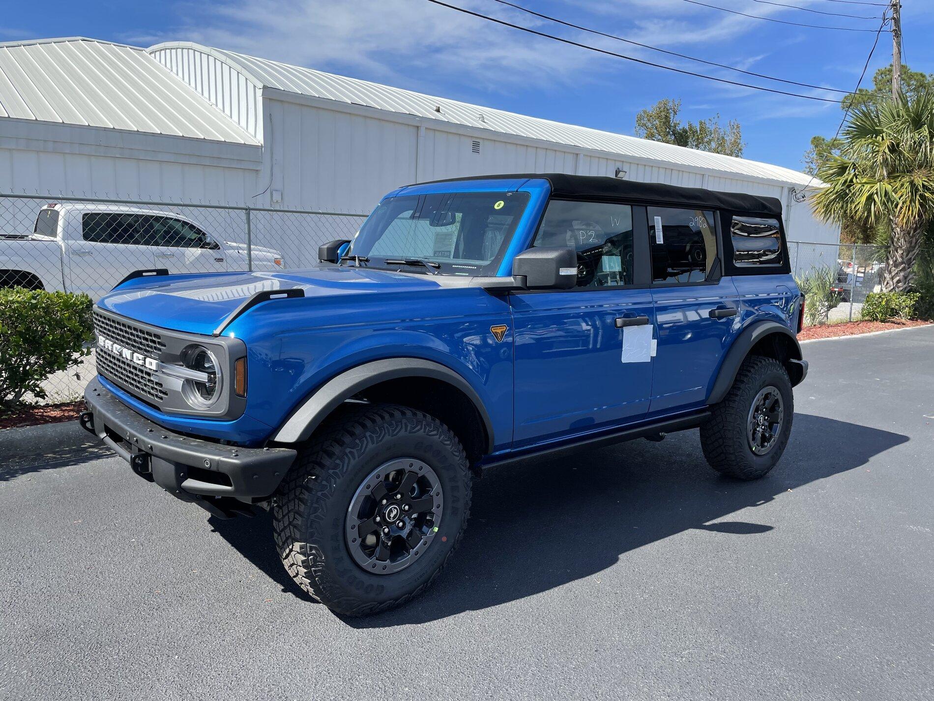 Ford Bronco VELOCITY BLUE Bronco Club A5E28B49-30F7-4497-AFD4-BF188F4CEBA8