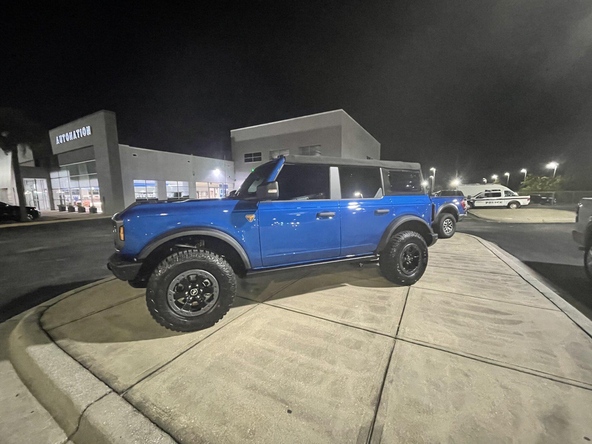 Ford Bronco VELOCITY BLUE Bronco Club 3122F11D-1621-4C38-9362-01A46031B34F