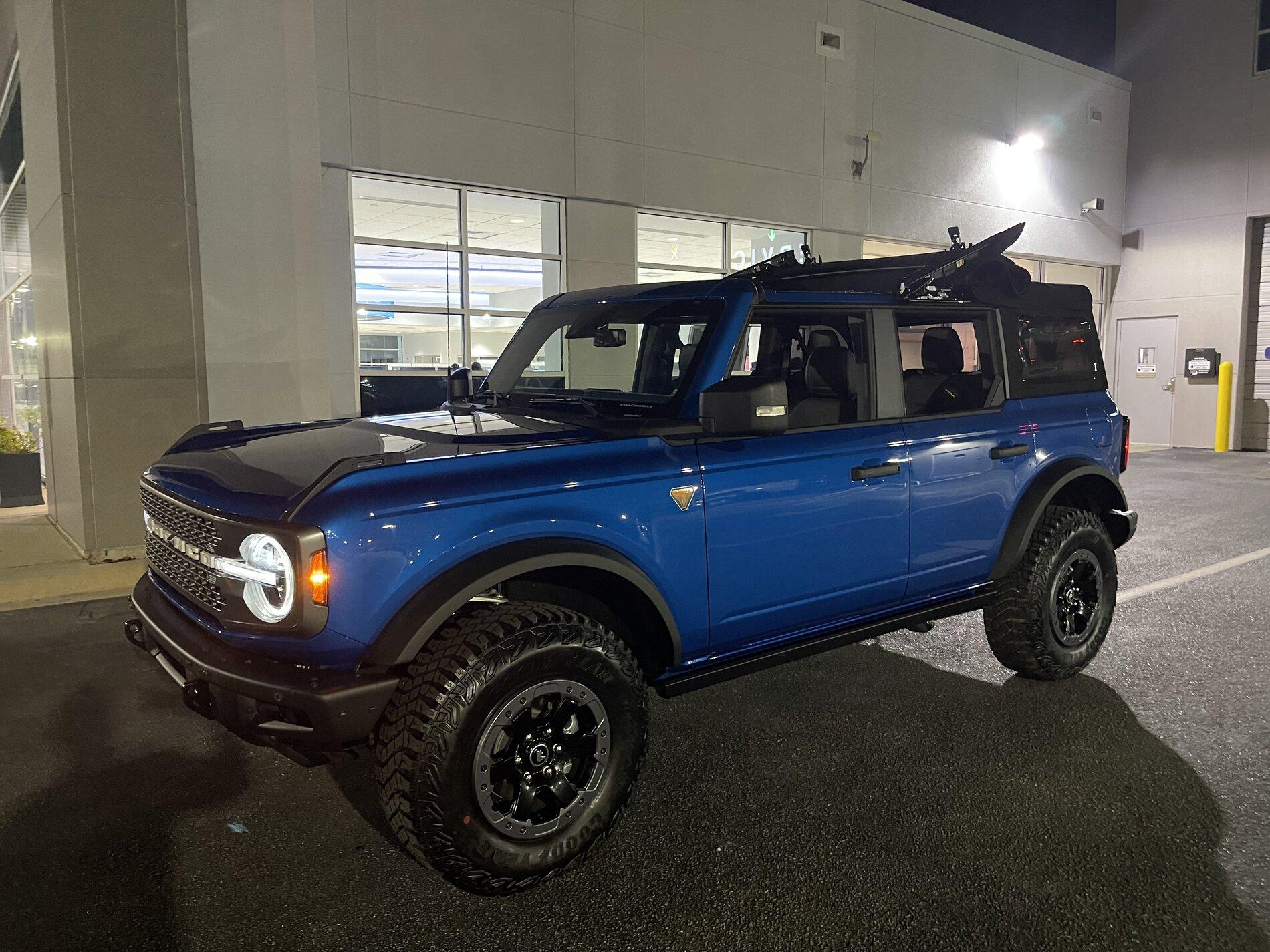 Ford Bronco VELOCITY BLUE Bronco Club 5FB69BB1-D38B-4ADA-9B15-DB1DDF326E2F