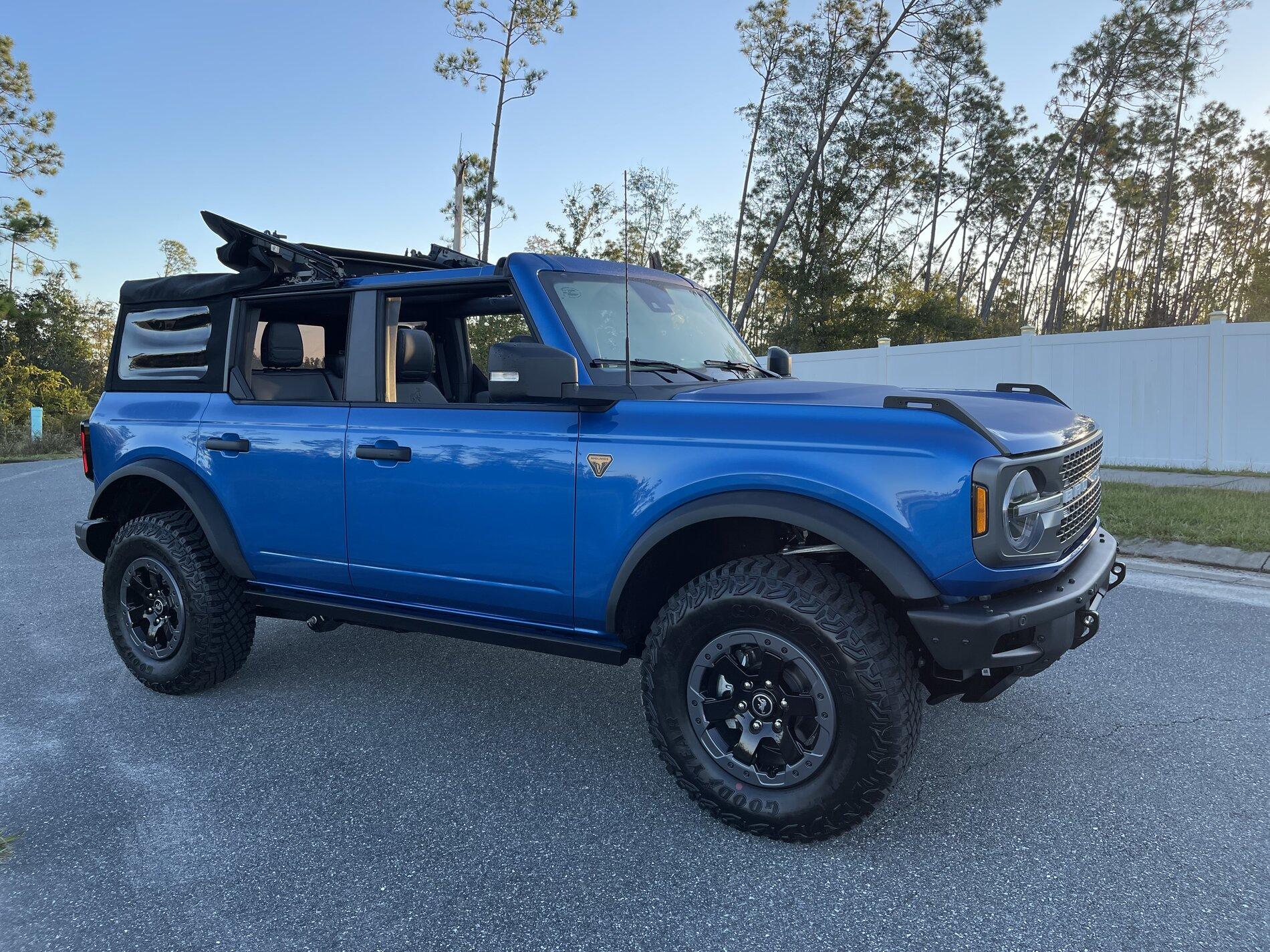 Ford Bronco VELOCITY BLUE Bronco Club C93D7A7E-D66A-4CCB-9A75-8A1AF7047347