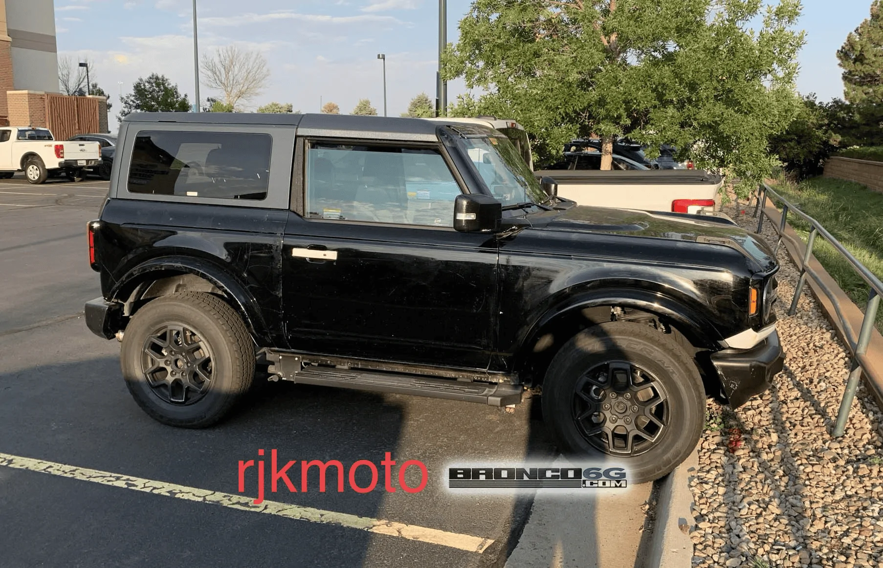 Ford Bronco Paint the Outer Banks wheels all black? 1635537944051