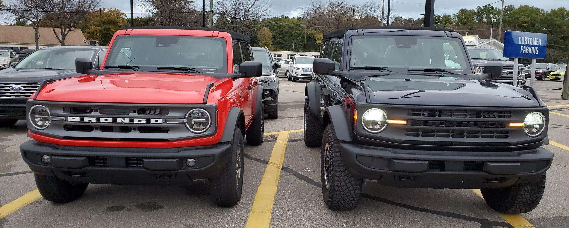 Ford Bronco Base Sasquatch side by side with big bend 20211030_175404