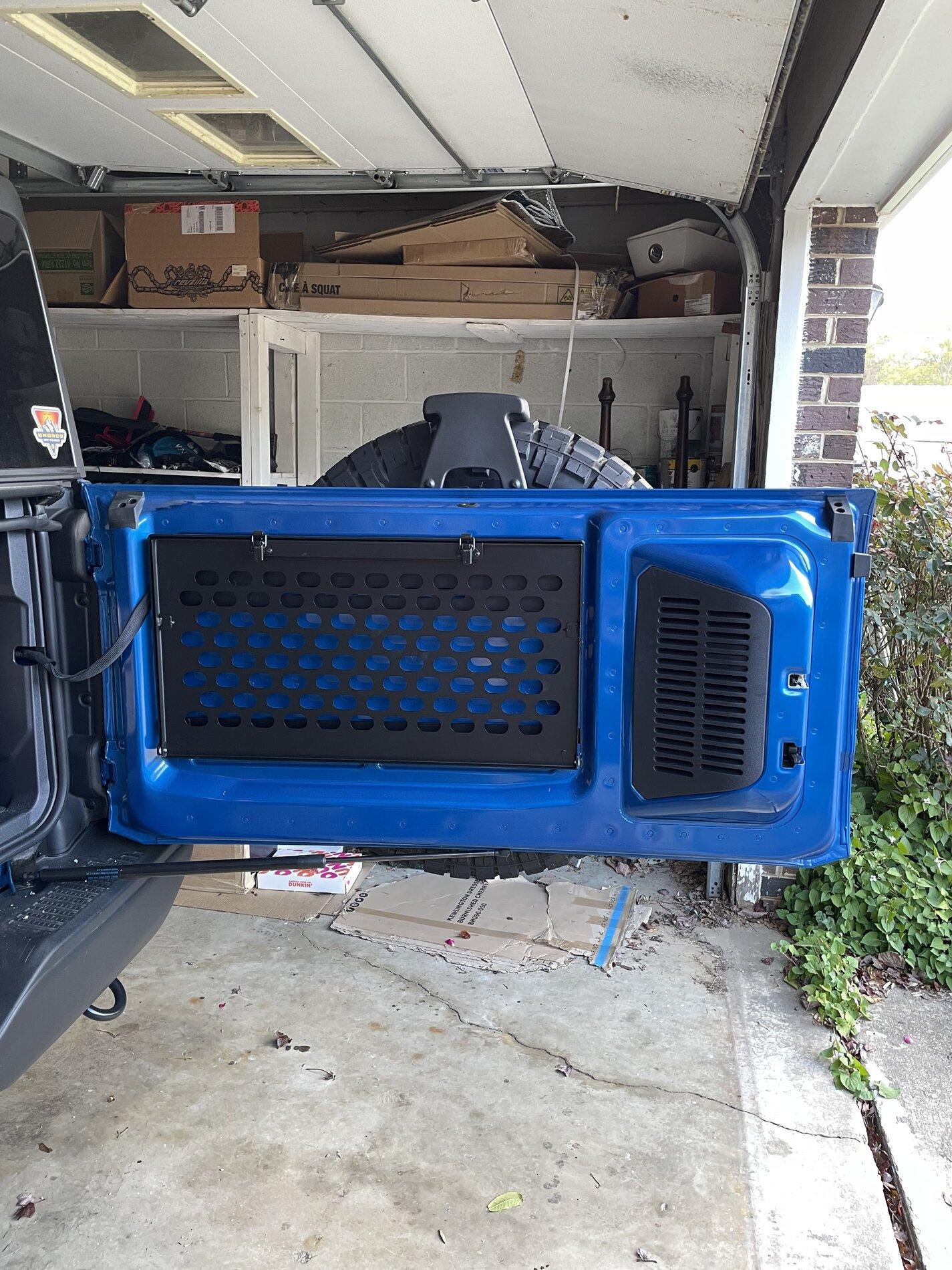 Ford Bronco '21 ManSquatch / SelfSquatch Black Diamond Build bronco tailgate table 1