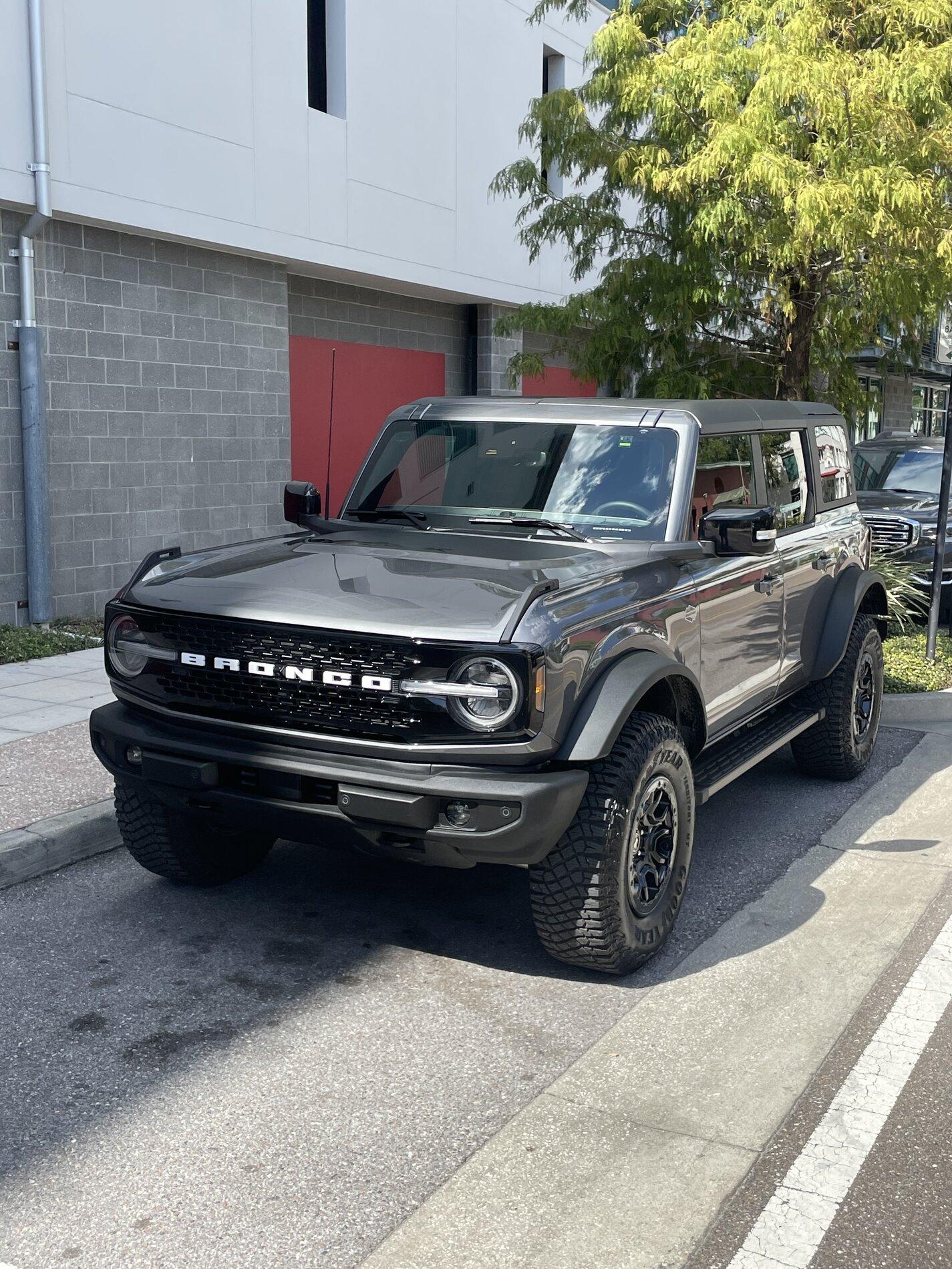 Ford Bronco CARBONIZED GRAY Bronco Club 9AC05D29-05C6-4D7F-9563-5A933B5AECBC