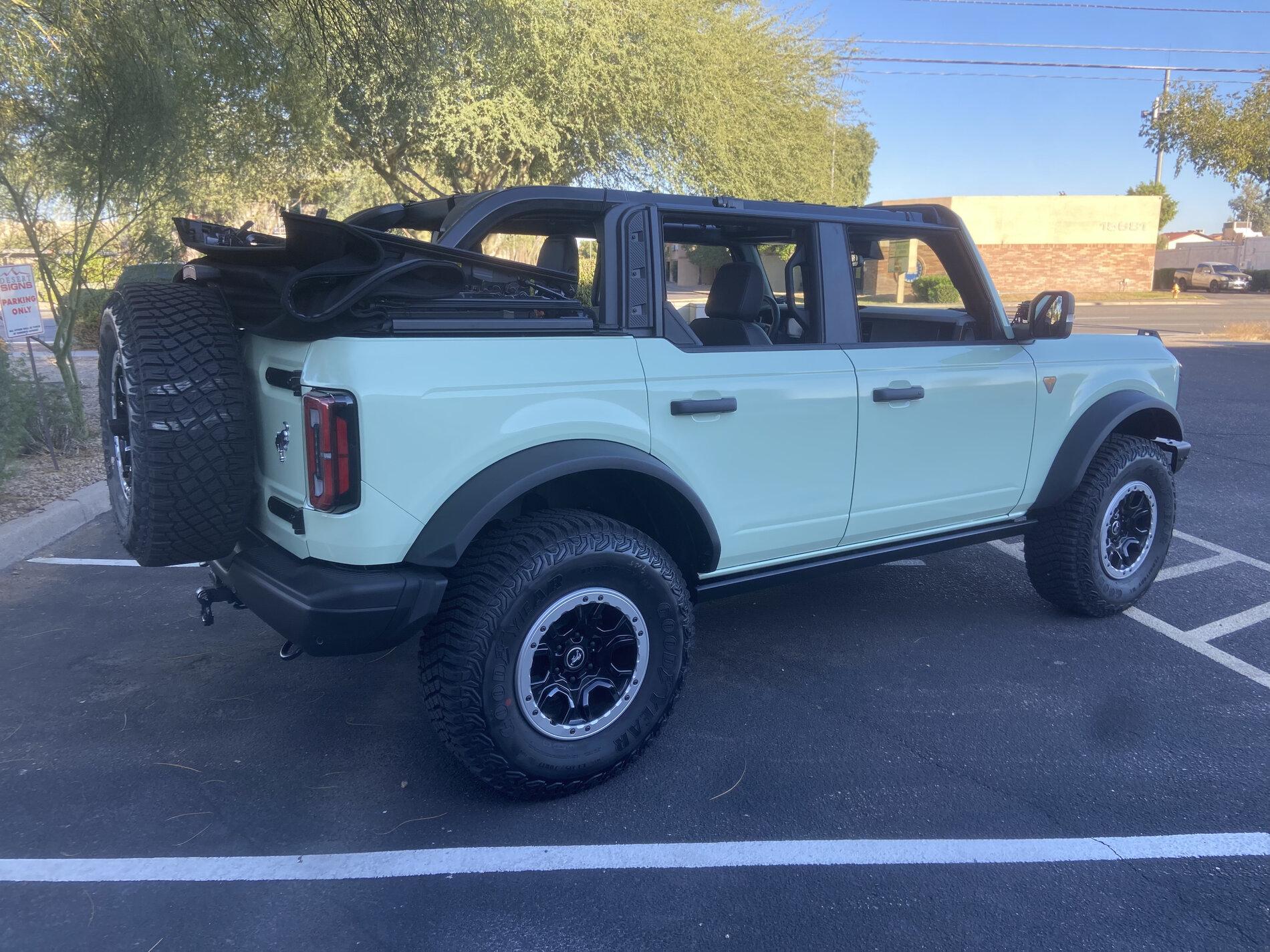 Ford Bronco I wrapped my Badlands in Light Pistachio Green 99096DE4-EDBD-47E5-A4FC-5AF792253BA6