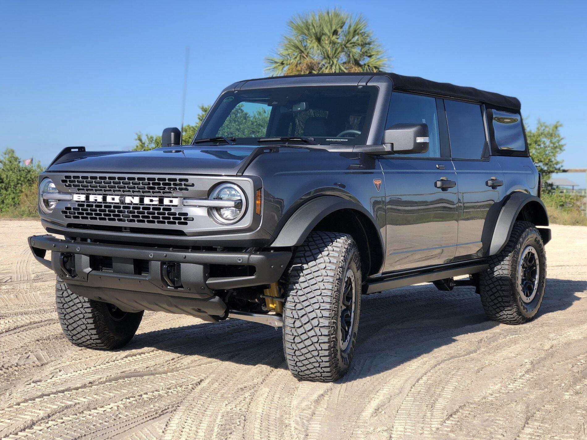Ford Bronco CARBONIZED GRAY Bronco Club 7FA0CE22-54A2-4329-A22B-D27AC71C2C52