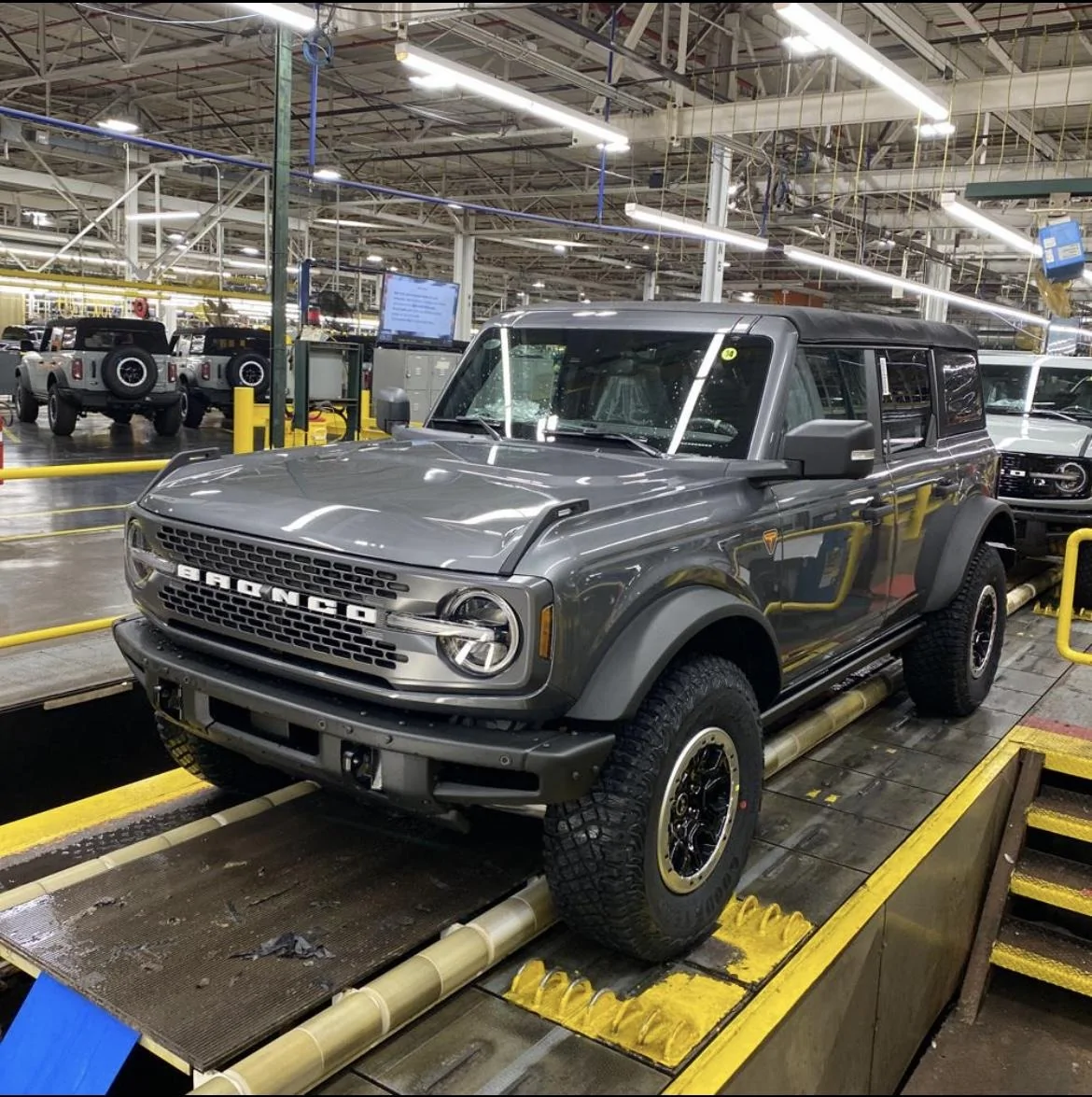 Ford Bronco CARBONIZED GRAY Bronco Club 517D6B15-46C4-4C17-B871-7D85F80A65F3