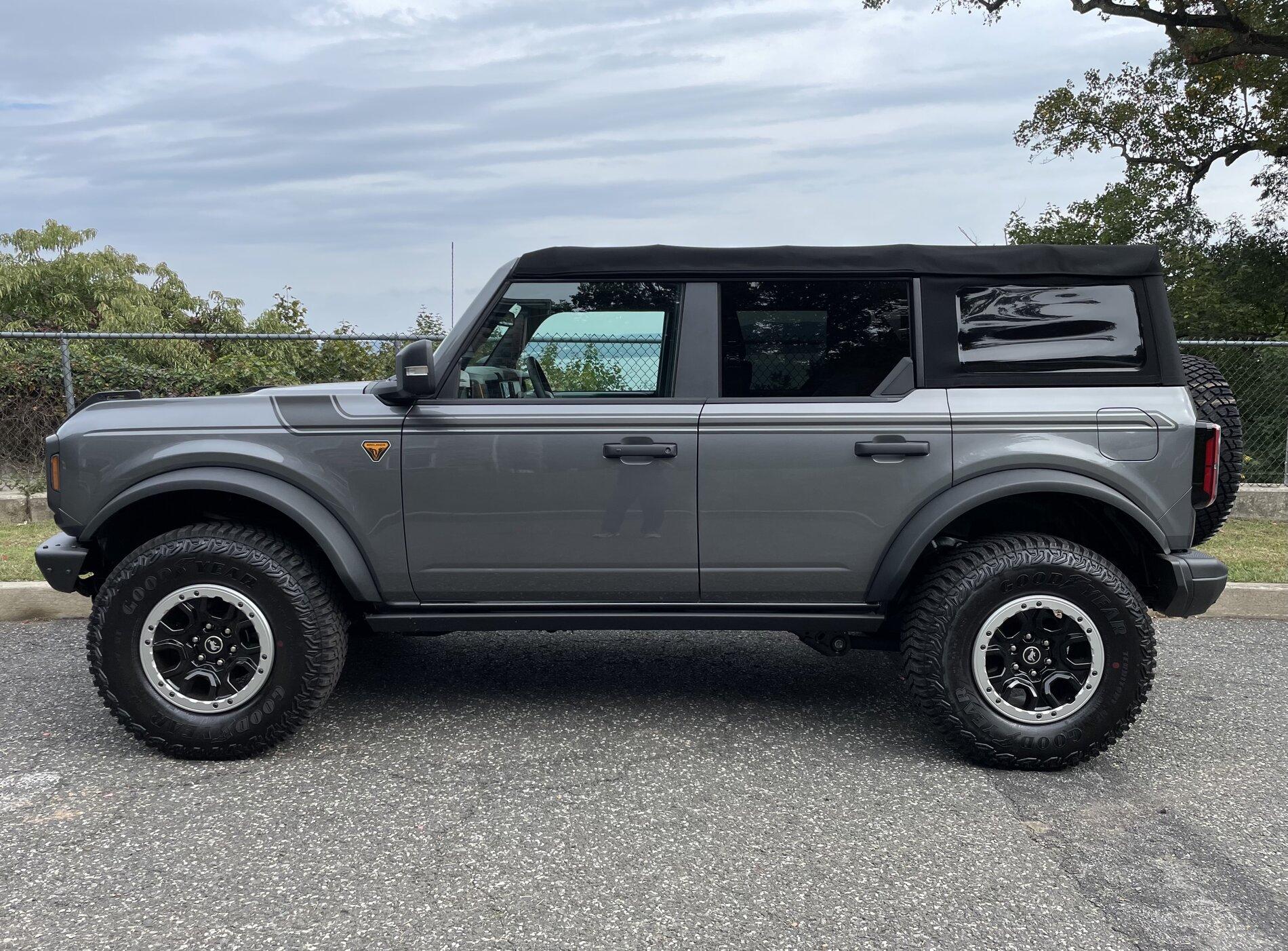 Ford Bronco CARBONIZED GRAY Bronco Club 83931131-C135-4A4C-9ED3-75ED4FFF321D