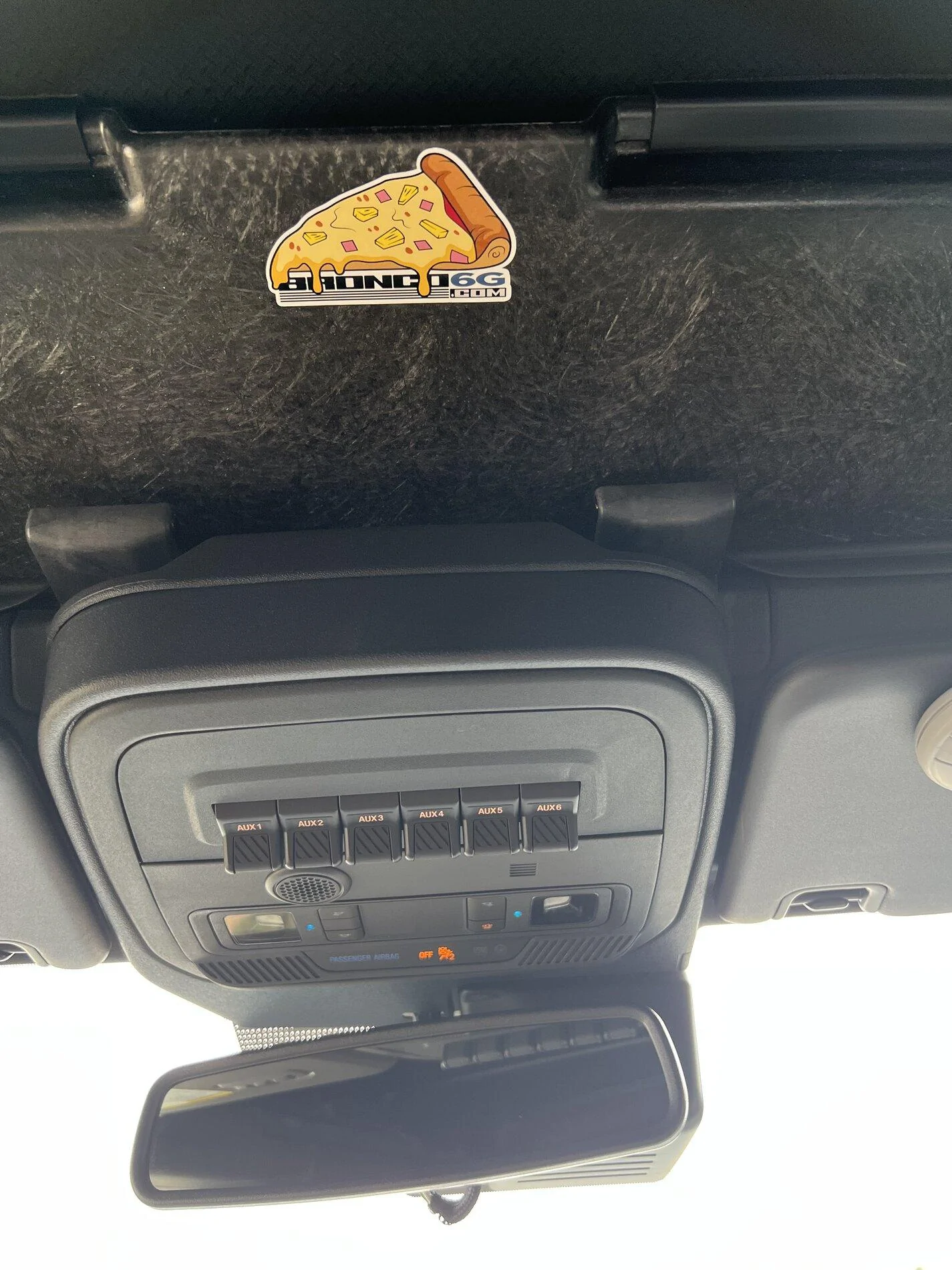 Ford Bronco Pineapple Pizza D3D3965A-C564-4C90-BB44-59A96BB3A251