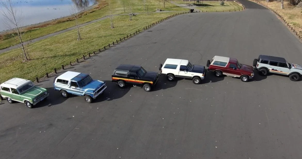 Ford Bronco OG vs Modern 56CAA999-0A25-42C2-A192-94890E9275D2