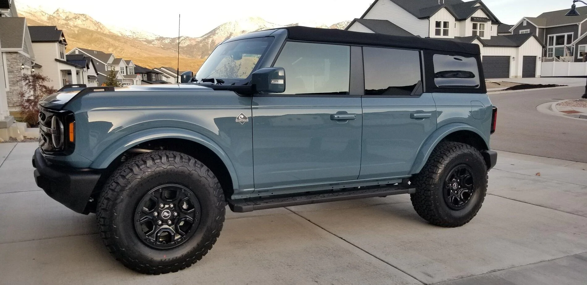Ford Bronco Outer Banks with 35" BFG KO2s - no lift, no rub 20211113_164909