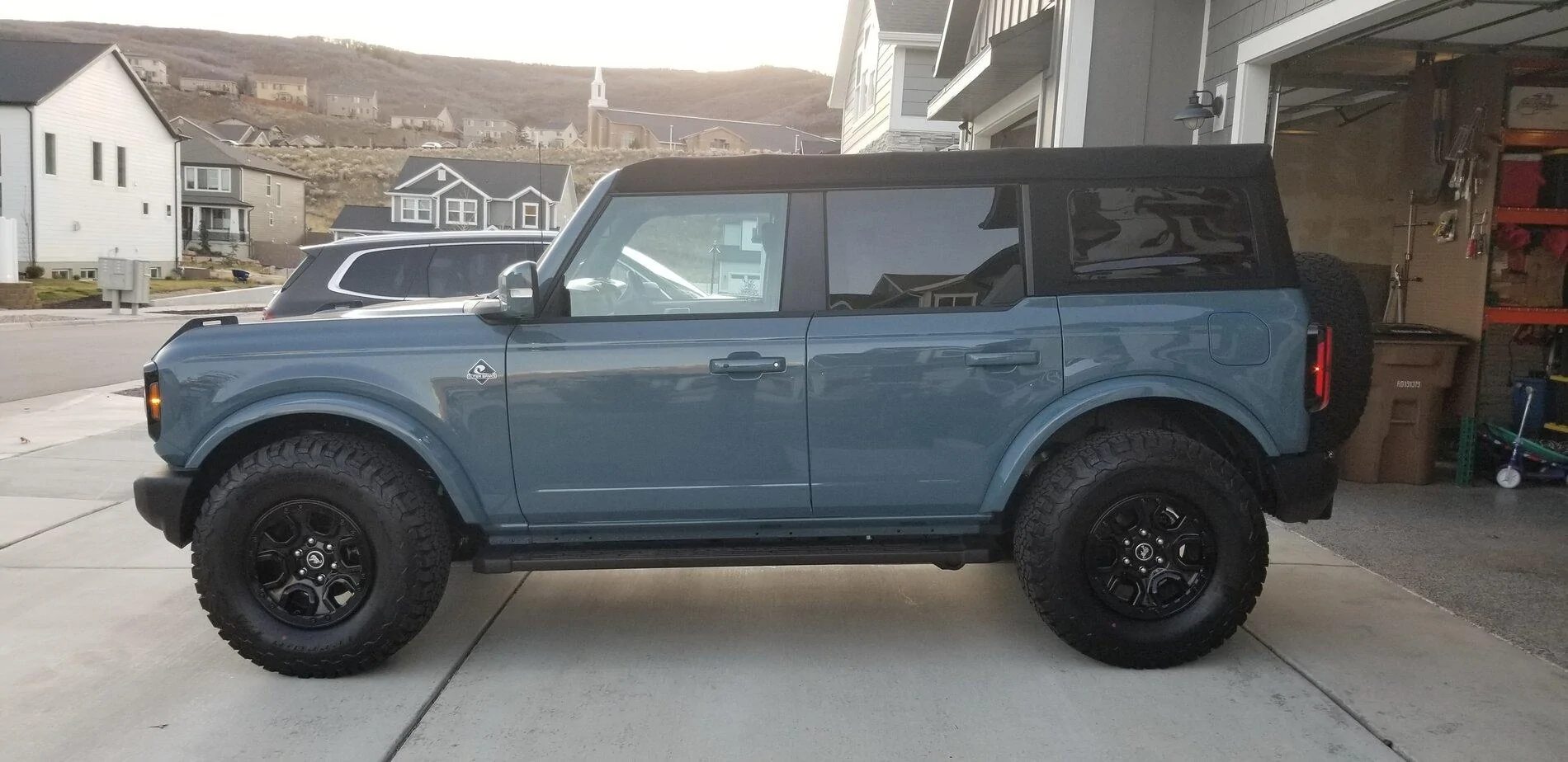 Ford Bronco Outer Banks with 35" BFG KO2s - no lift, no rub 20211113_164127