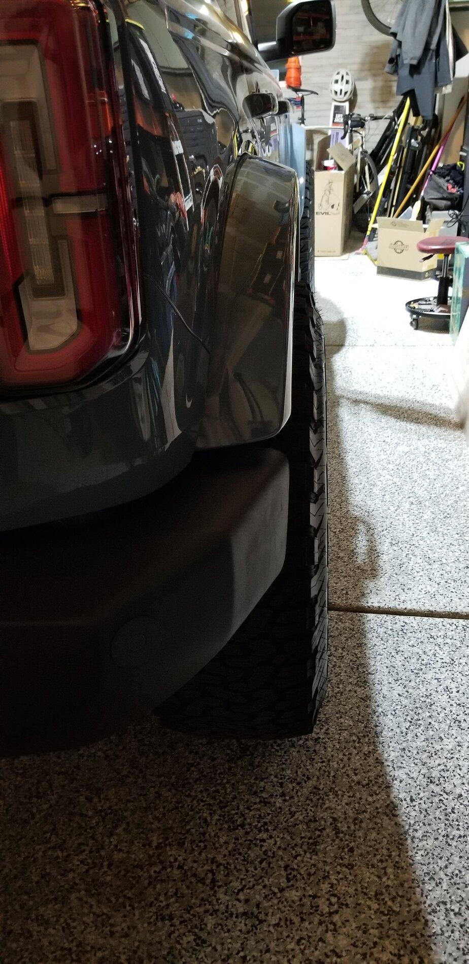 Ford Bronco Outer Banks with 35" BFG KO2s - no lift, no rub 20211114_180645