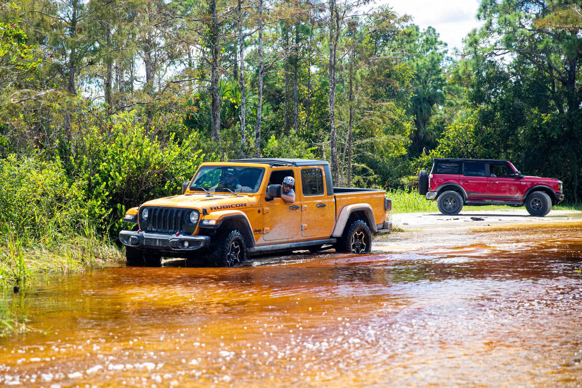 Ford Bronco RAPID RED Bronco Club b-31