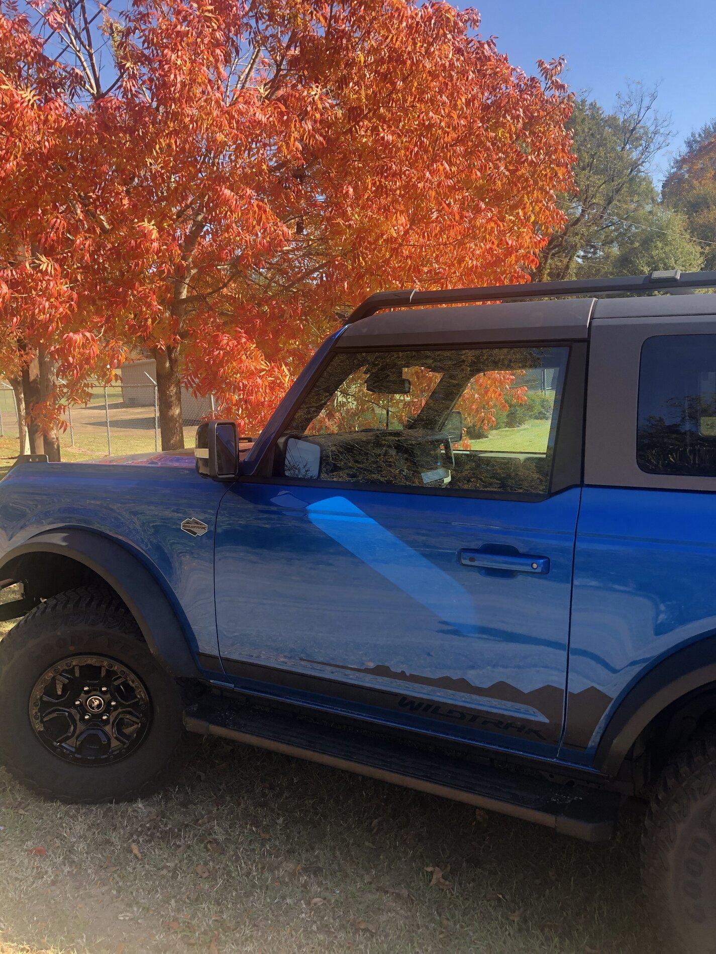 Ford Bronco VELOCITY BLUE Bronco Club A9F6F5F1-15C9-4C45-826E-753390A1C6AF