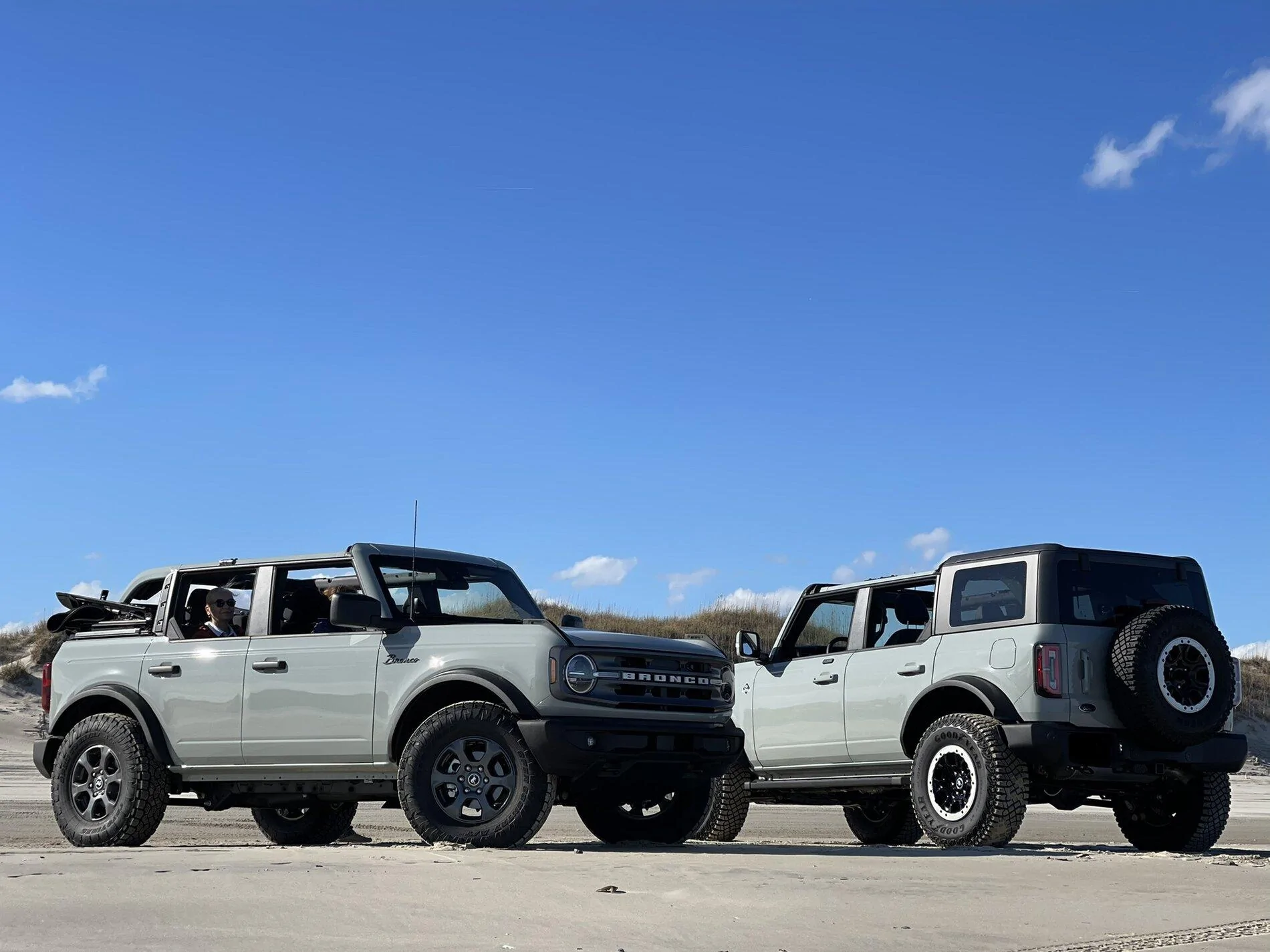 Ford Bronco Broncos on Corolla 4x4 Beach - Pics. Anyone interested in a Bronco Take-over sometime next summer? 86A8A133-D4B8-4352-95F3-A89C0179CA39