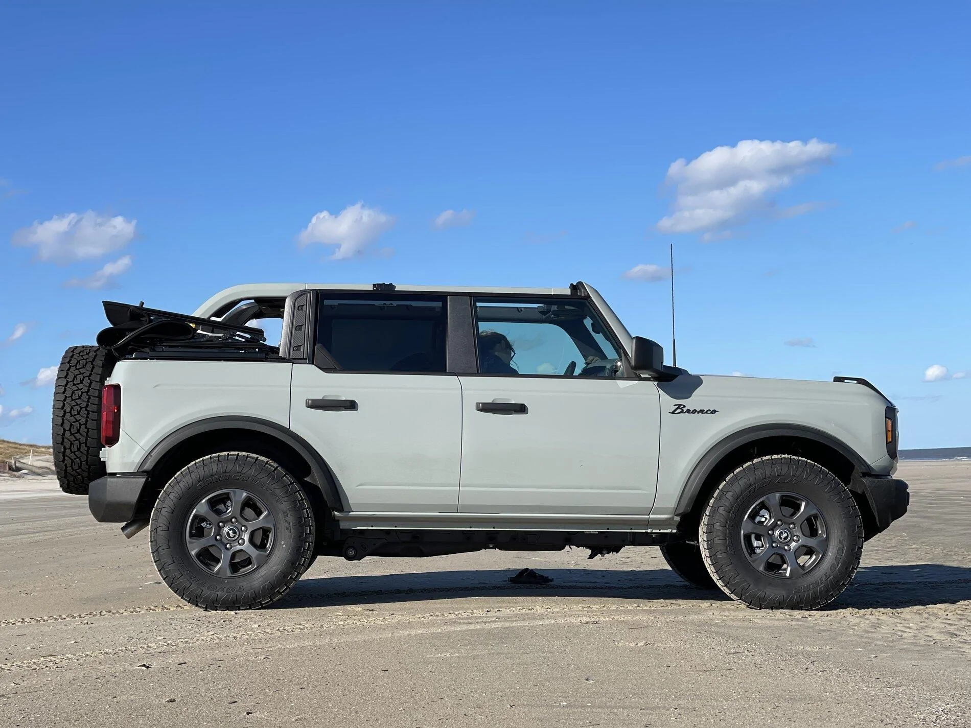 Ford Bronco Broncos on Corolla 4x4 Beach - Pics. Anyone interested in a Bronco Take-over sometime next summer? 4BAF4914-0F46-4840-859C-F328B387FC86