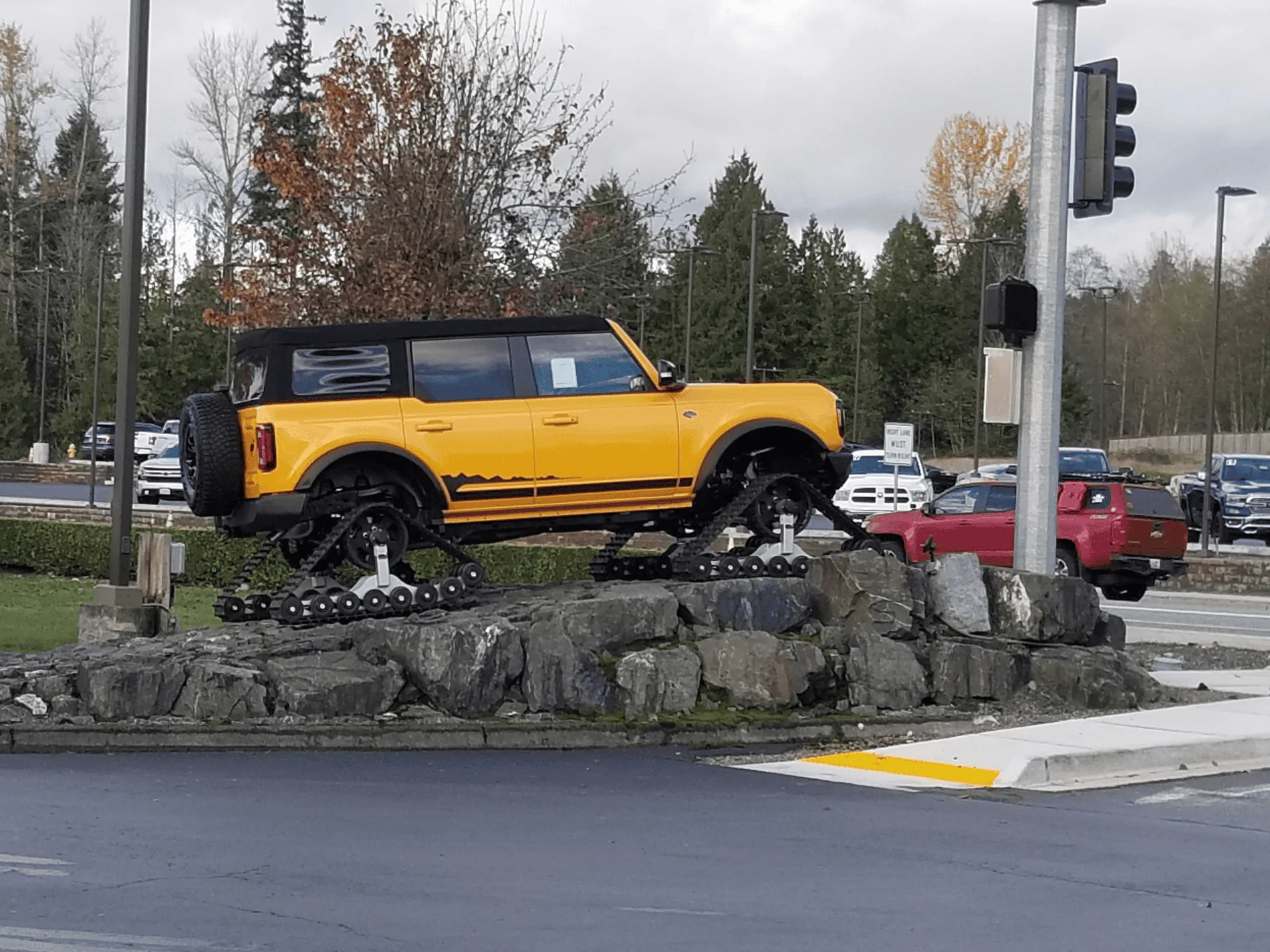 Ford Bronco Wildtrak on tracks. 1637362695369
