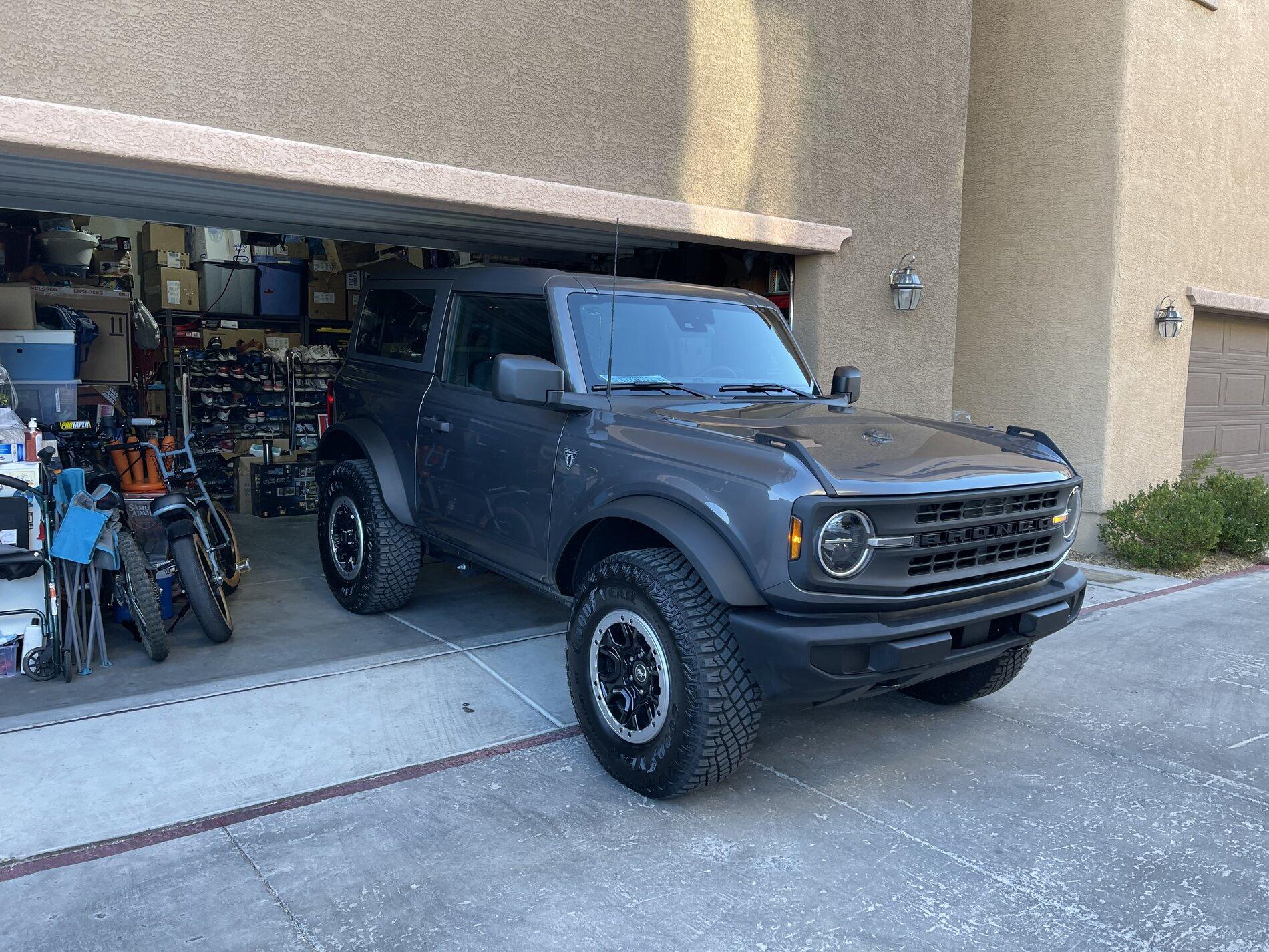 Ford Bronco CARBONIZED GRAY Bronco Club 895C24F9-EF27-41F8-AD56-49D2C80BDFEC