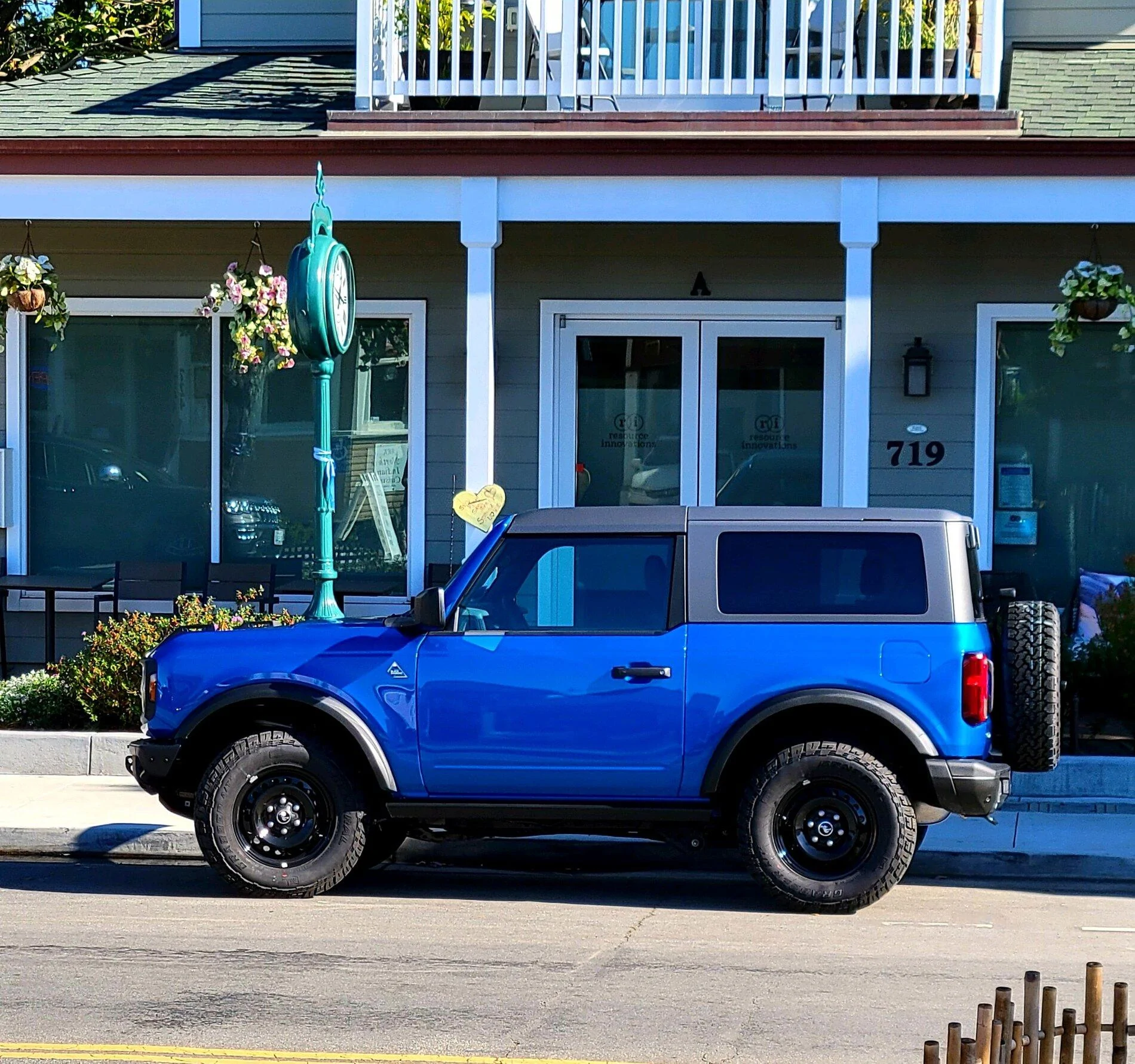Ford Bronco VELOCITY BLUE Bronco Club 20318