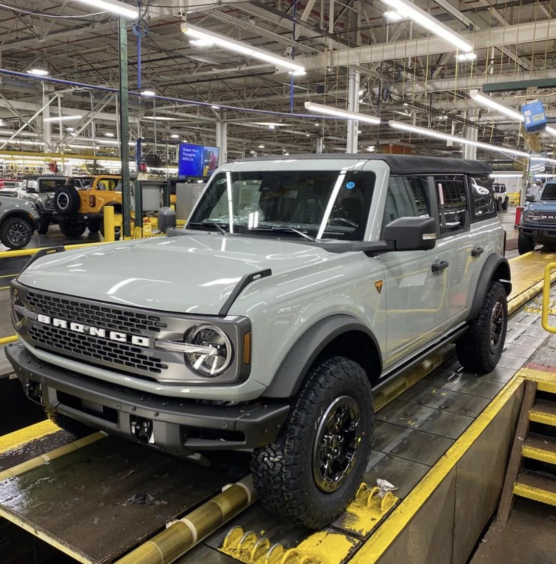 Ford Bronco CACTUS GRAY Bronco Club 42D79DF3-8BB3-49B7-8B97-D939B7C09C28