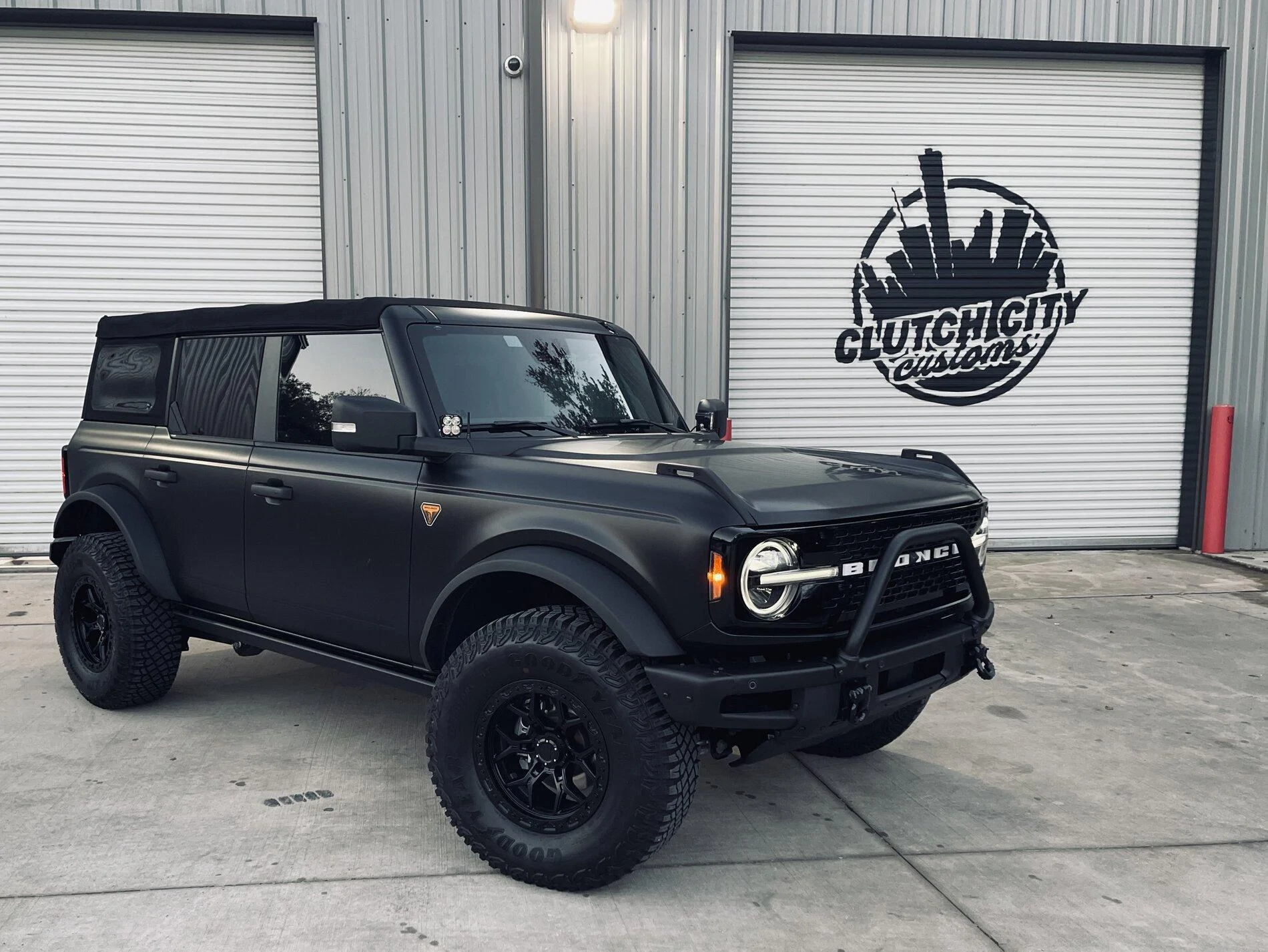 Ford Bronco SHADOW BLACK Bronco Club 0724F744-9797-4C14-A3F6-BD6B885A94EA