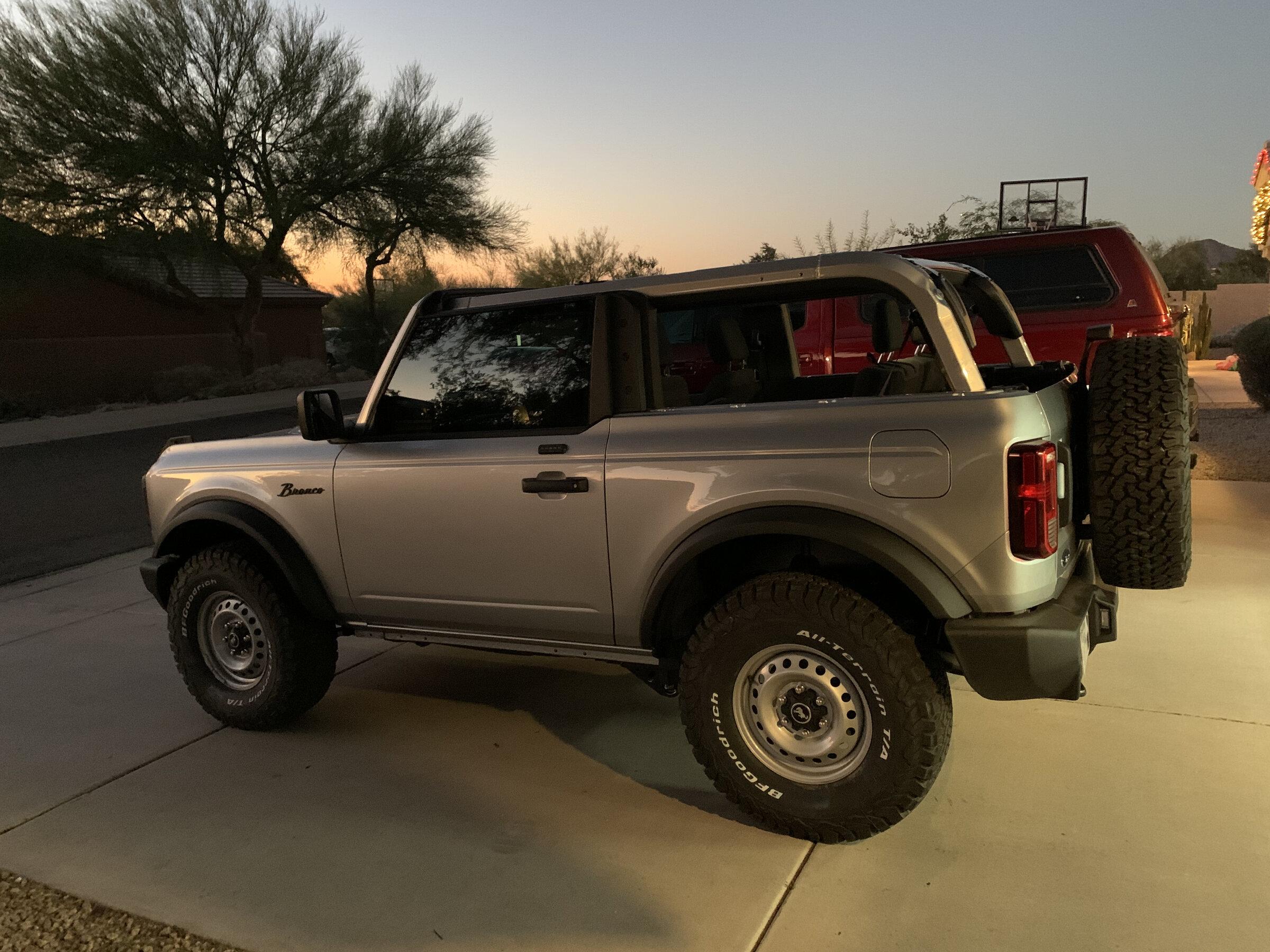 Ford Bronco ICONIC SILVER Bronco Club 4AAAF755-9152-4370-B1C4-76FACFF53506