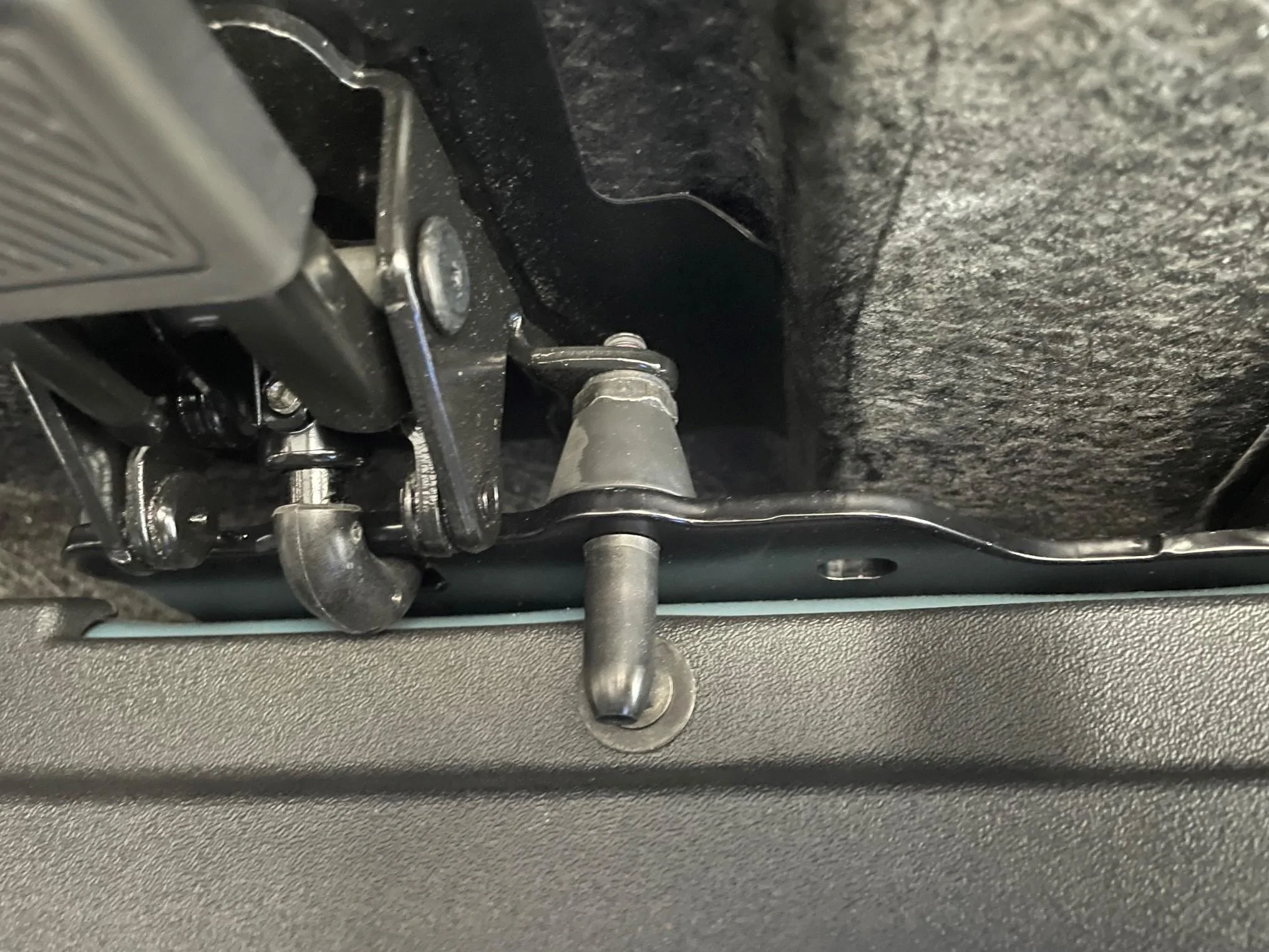 Ford Bronco MIC 2.0 Roof popping guide pin 2