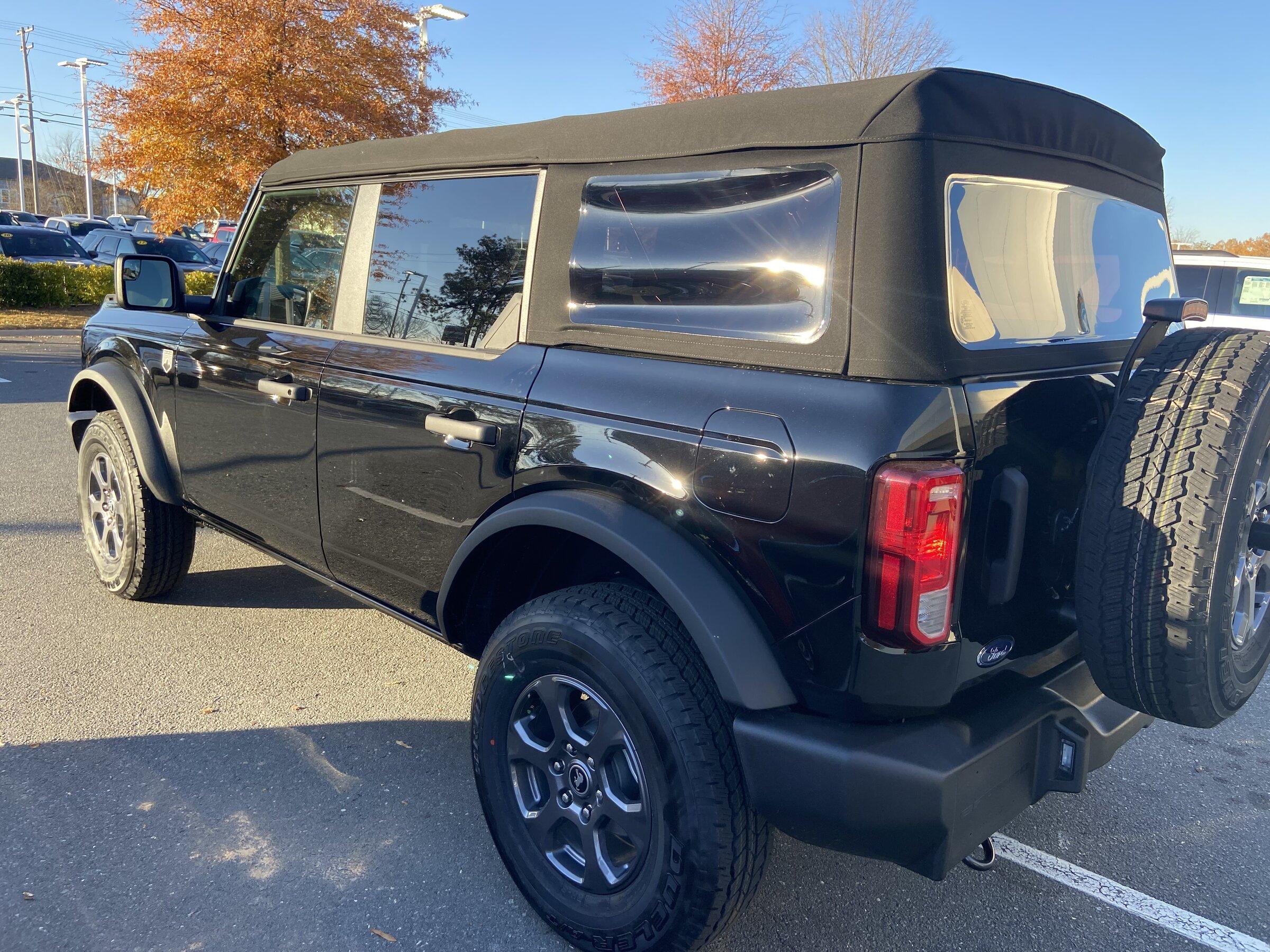 Ford Bronco SHADOW BLACK Bronco Club 135297B8-1D98-40D7-8D2C-98C8C840BDB2