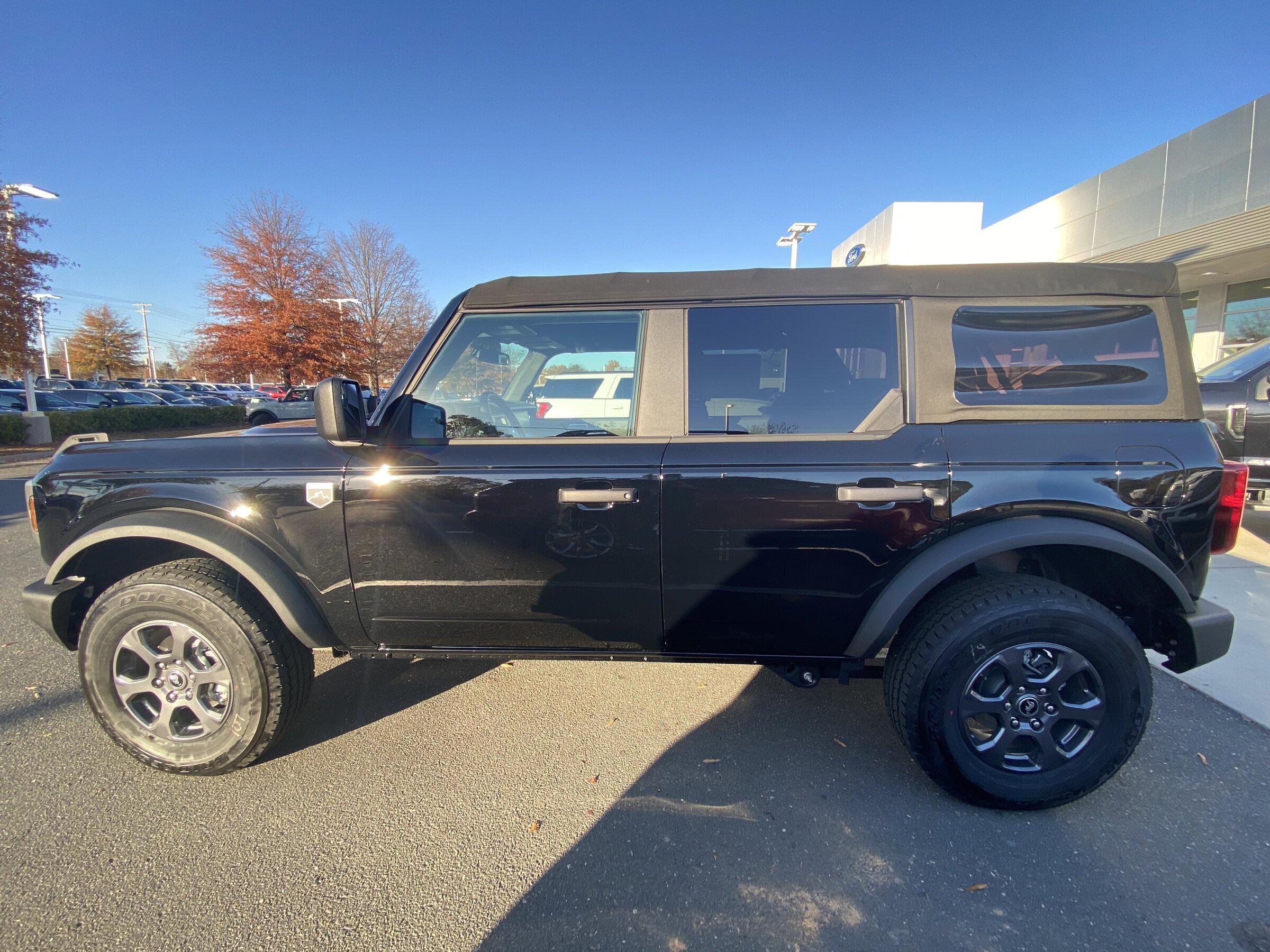 Ford Bronco SHADOW BLACK Bronco Club F9D827CE-3A71-4CF3-83E8-3866964A44E0