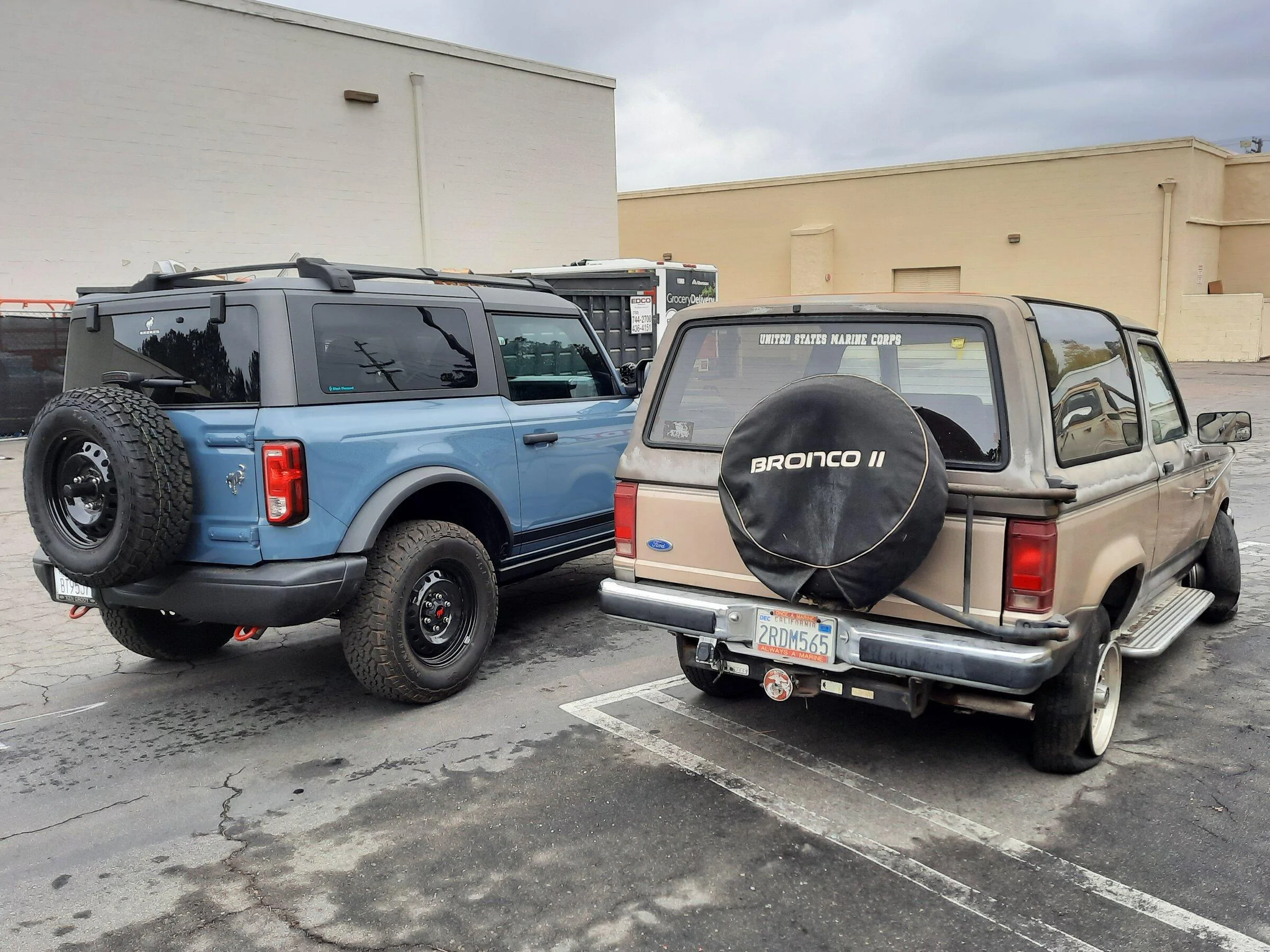 Ford Bronco Side by side abandoned Bronco II 20211207_125231