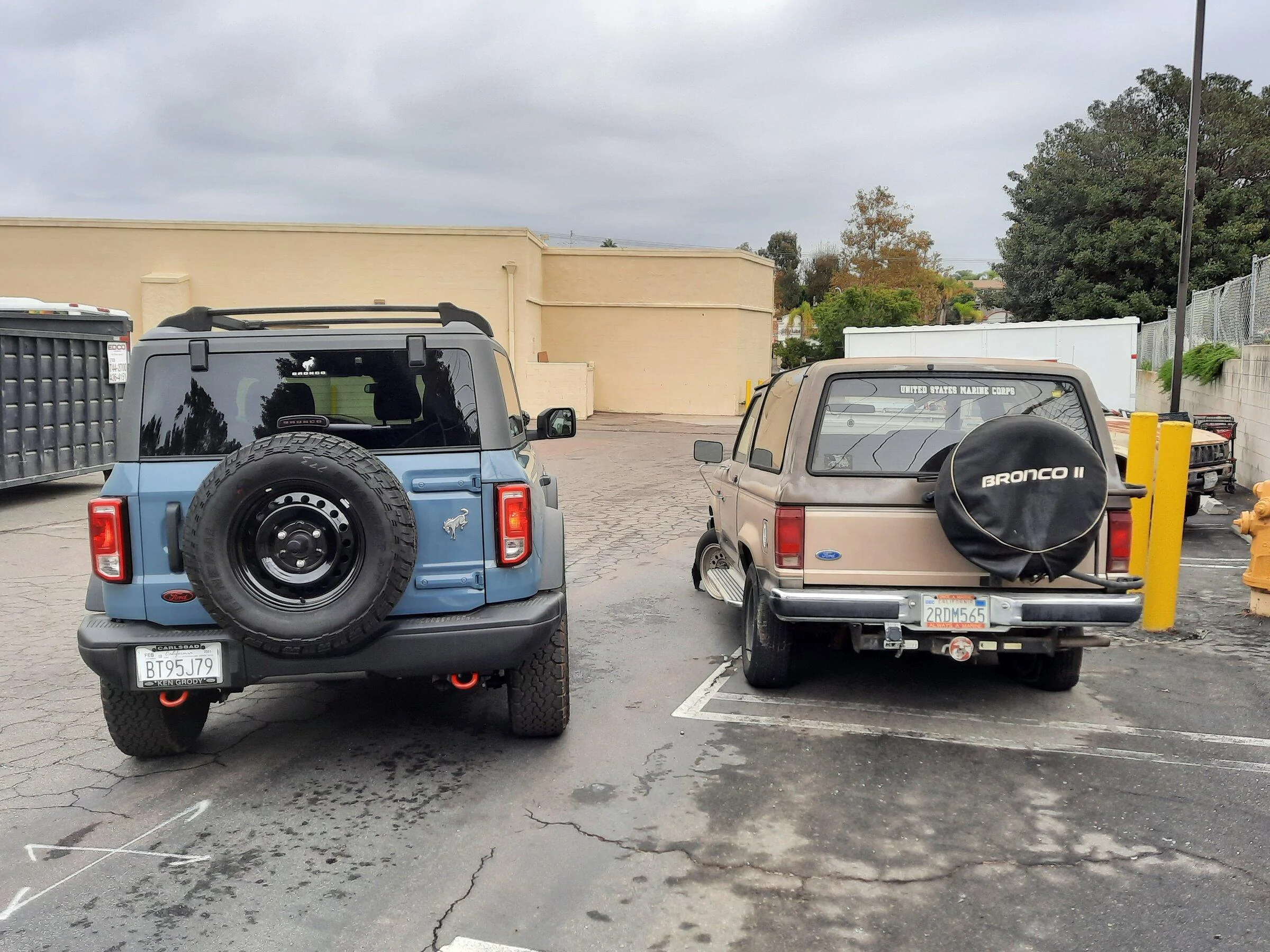Ford Bronco Side by side abandoned Bronco II 20211207_125224
