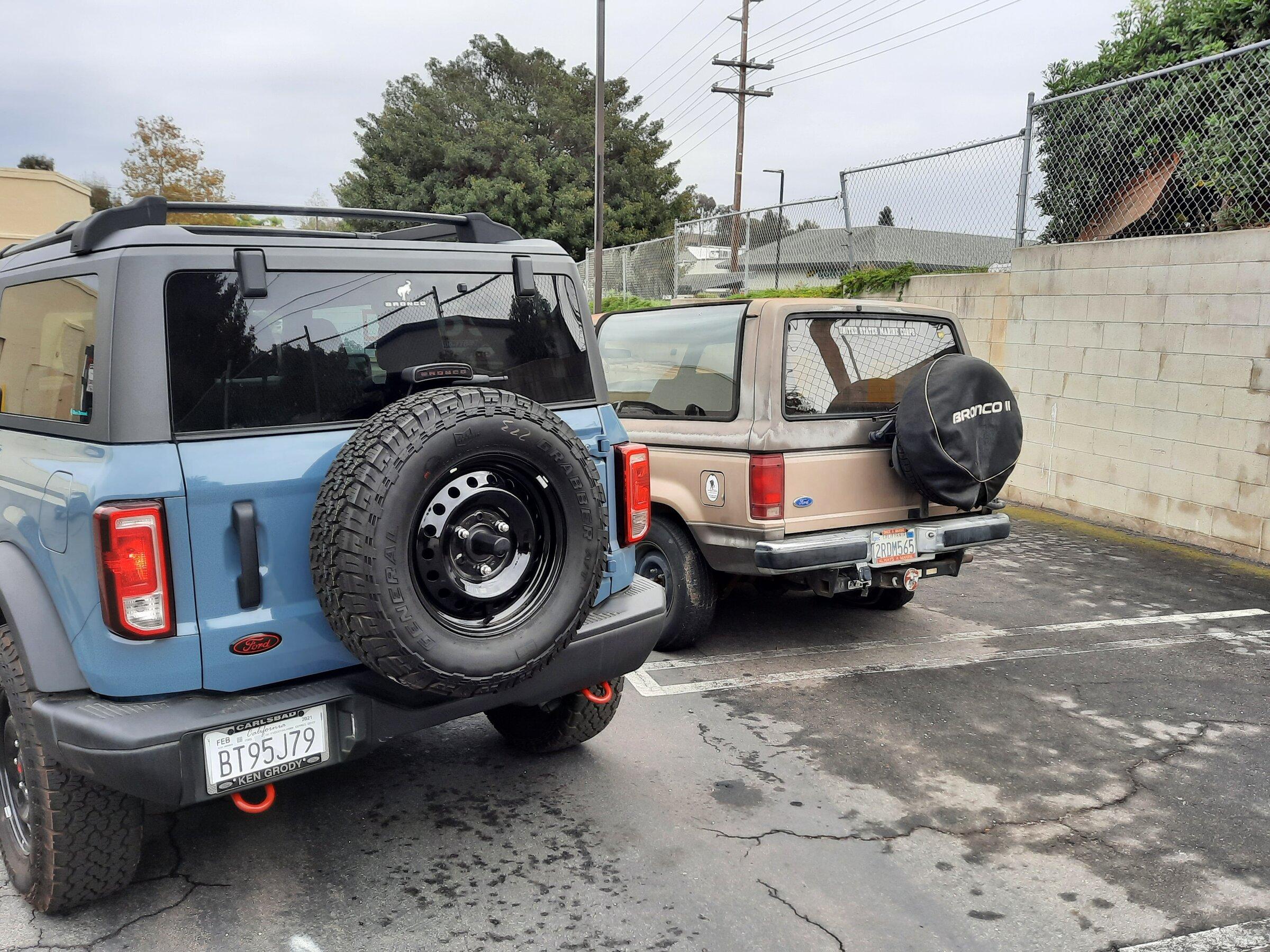 Ford Bronco Side by side abandoned Bronco II 20211207_125218