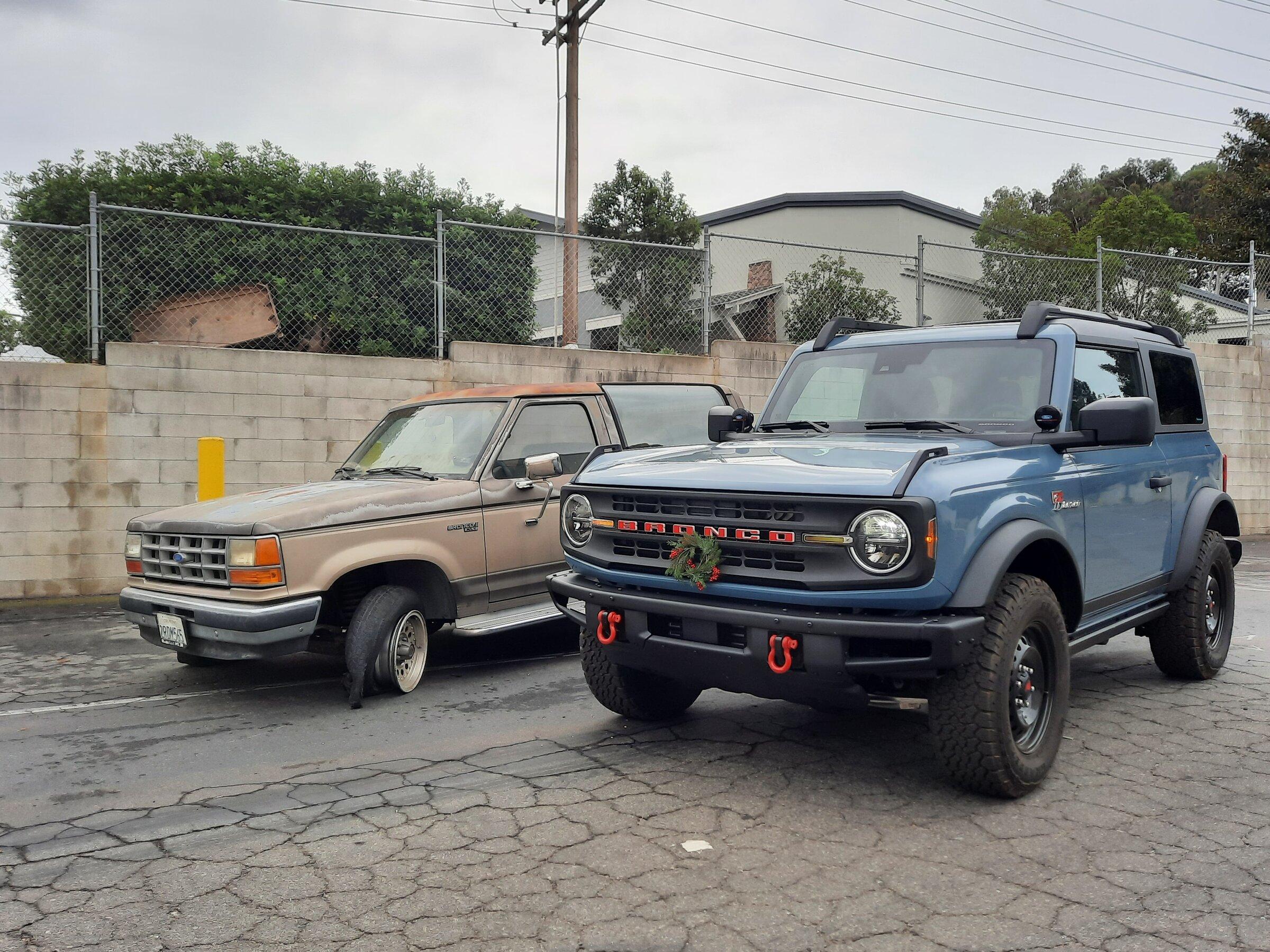 Ford Bronco Side by side abandoned Bronco II 20211207_125207