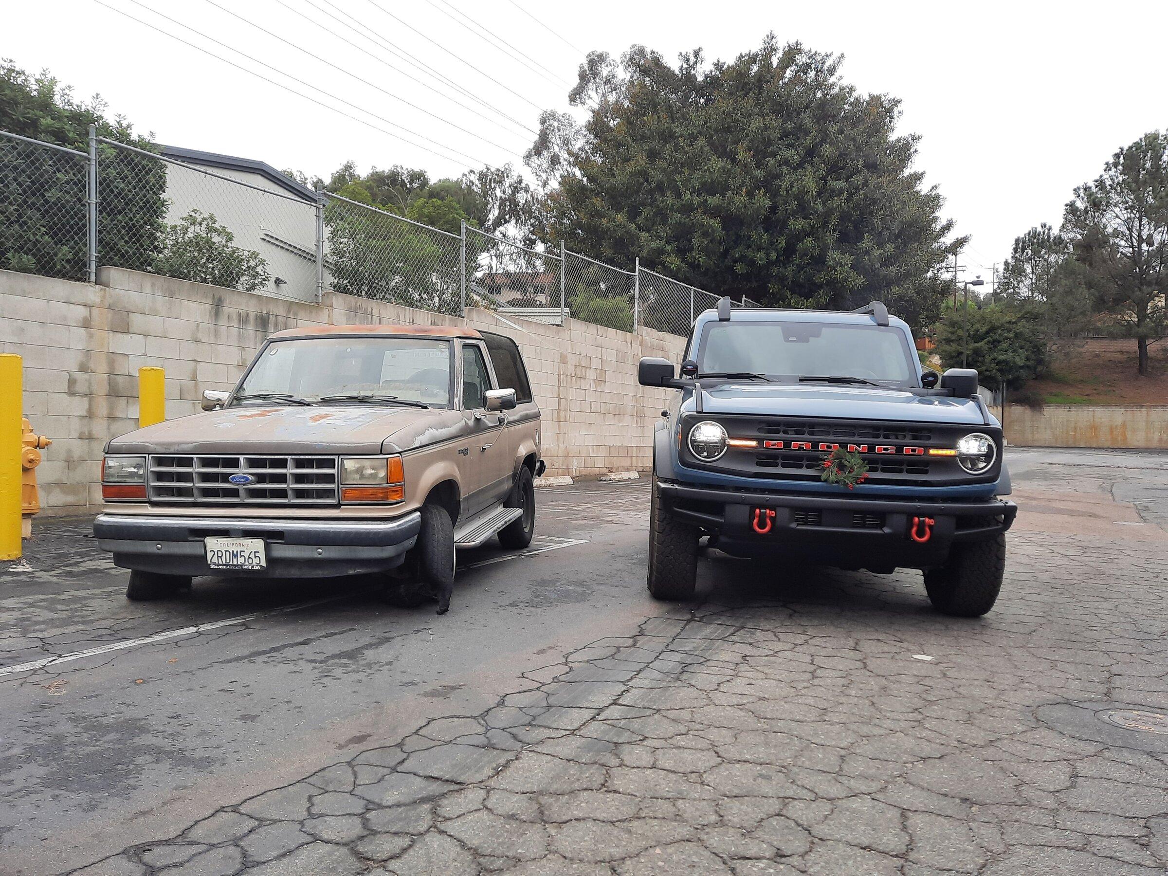 Ford Bronco Side by side abandoned Bronco II 20211207_125157