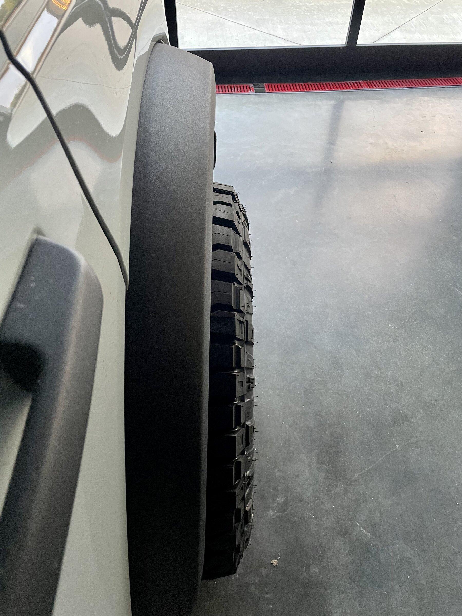 Ford Bronco Who has white rims? 22DDF013-827D-4884-A809-BA4E5DFB5EBE