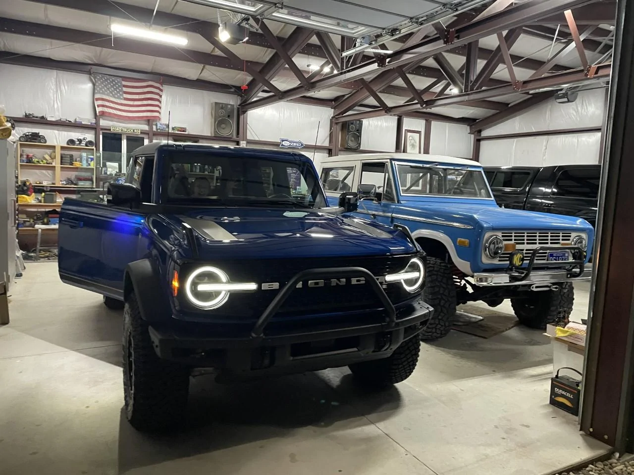 Ford Bronco Lightning Blue First Edition on 37's, 17" Dirtylife beadlocks wheels, King Shocks 5Bronco Day 4