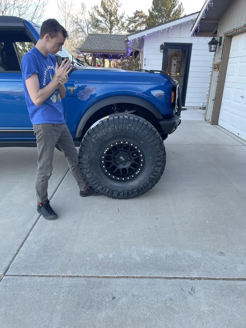 Ford Bronco Lightning Blue First Edition on 37's, 17" Dirtylife beadlocks wheels, King Shocks thumbnail_IMG_2585
