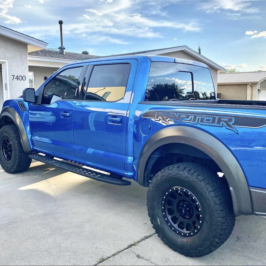 Ford Bronco Velocity Blue Metallic thread ED78B1E0-C5A9-4C55-AB1A-05D534F4722F_1_201_a