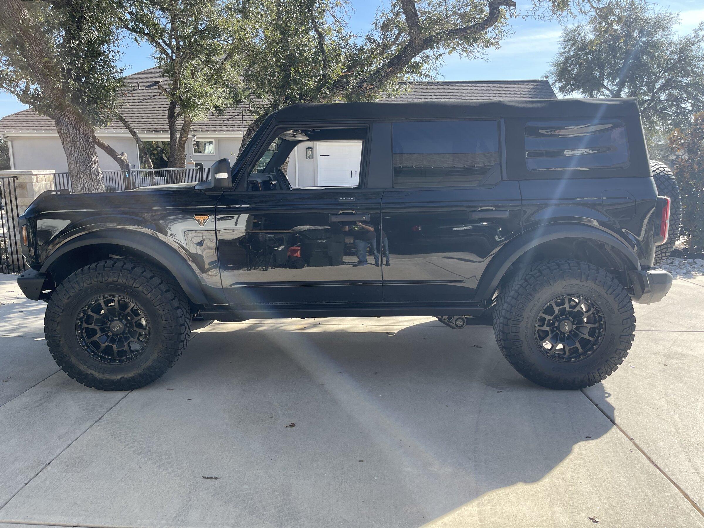 Ford Bronco SHADOW BLACK Bronco Club 4D0E3AFF-2EB7-4CF0-8120-A7B4CDFA93C2