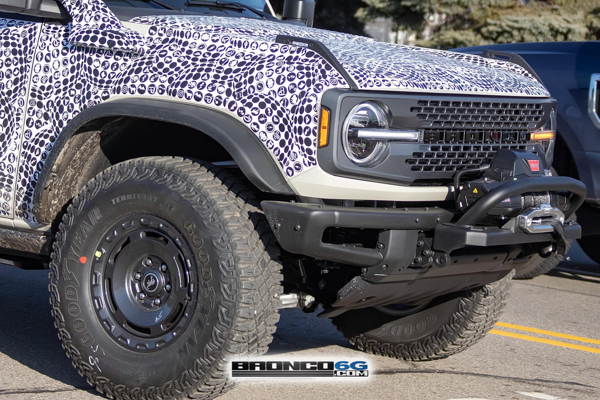 Ford Bronco 📸 2022 Bronco Everglades spied in DESERT SAND paint! BroncoEverglades.DesertSnd12.KGP