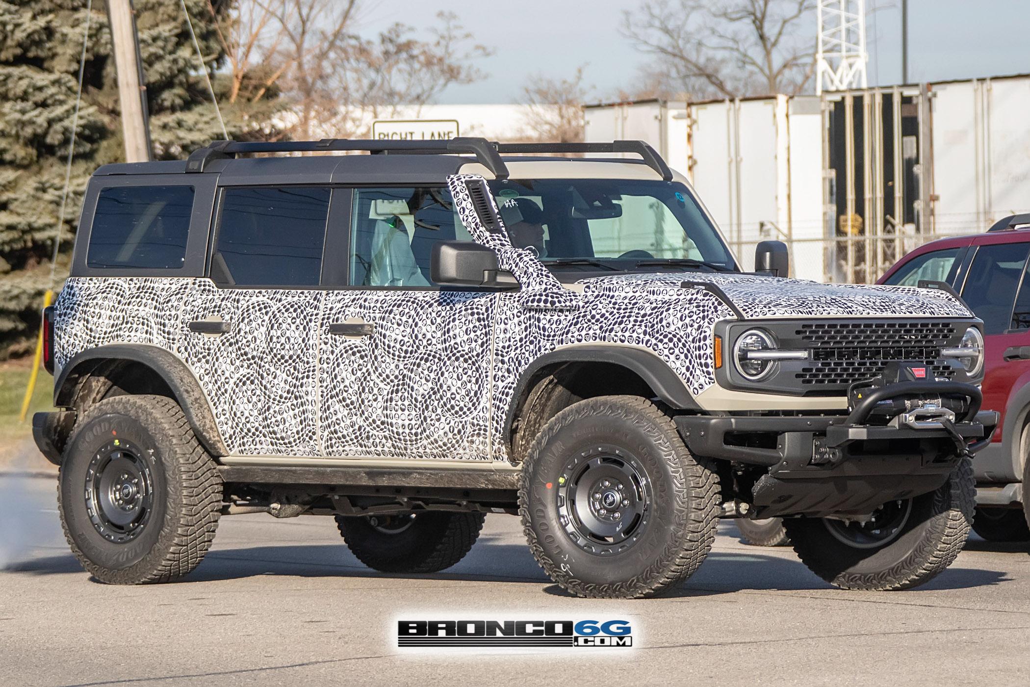 Ford Bronco 📸 2022 Bronco Everglades spied in DESERT SAND paint! BroncoEverglades.DesertSnd17.KGP