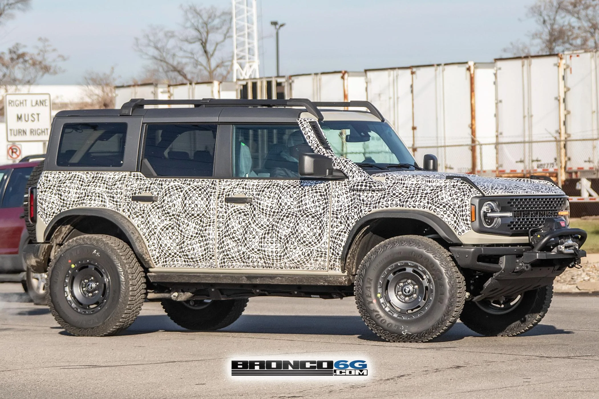 Ford Bronco 📸 2022 Bronco Everglades spied in DESERT SAND paint! BroncoEverglades.DesertSnd09.KGP