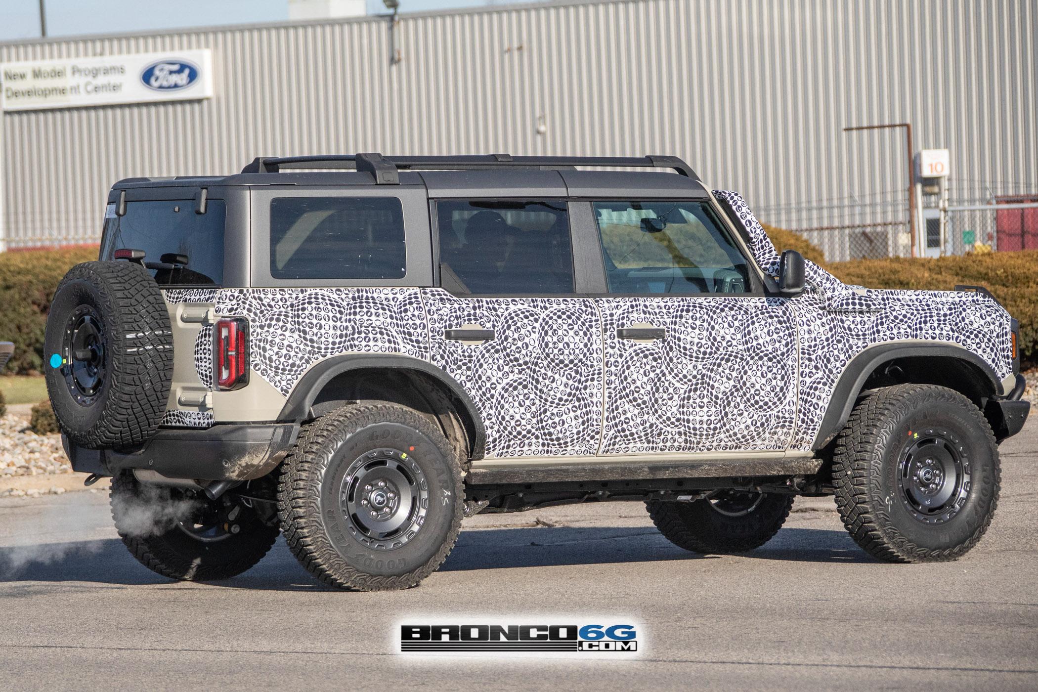 Ford Bronco 📸 2022 Bronco Everglades spied in DESERT SAND paint! BroncoEverglades.DesertSnd20.KGP