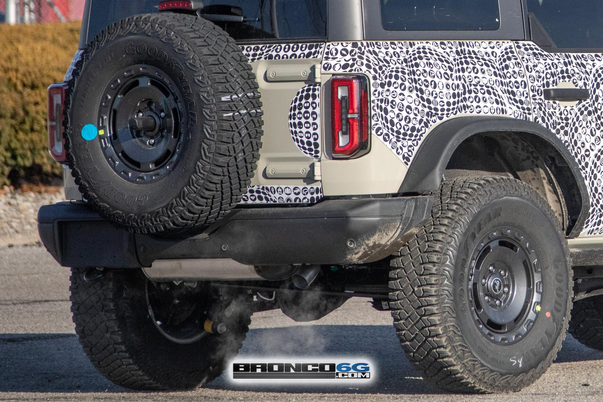 Ford Bronco 📸 2022 Bronco Everglades spied in DESERT SAND paint! BroncoEverglades.DesertSnd24.KGP