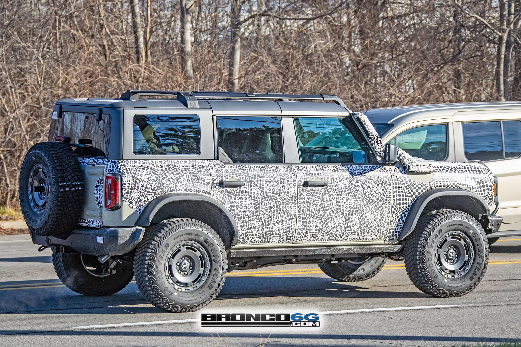 Ford Bronco 📸 2022 Bronco Everglades spied in DESERT SAND paint! BroncoEverglades.DesertSnd07.KGP