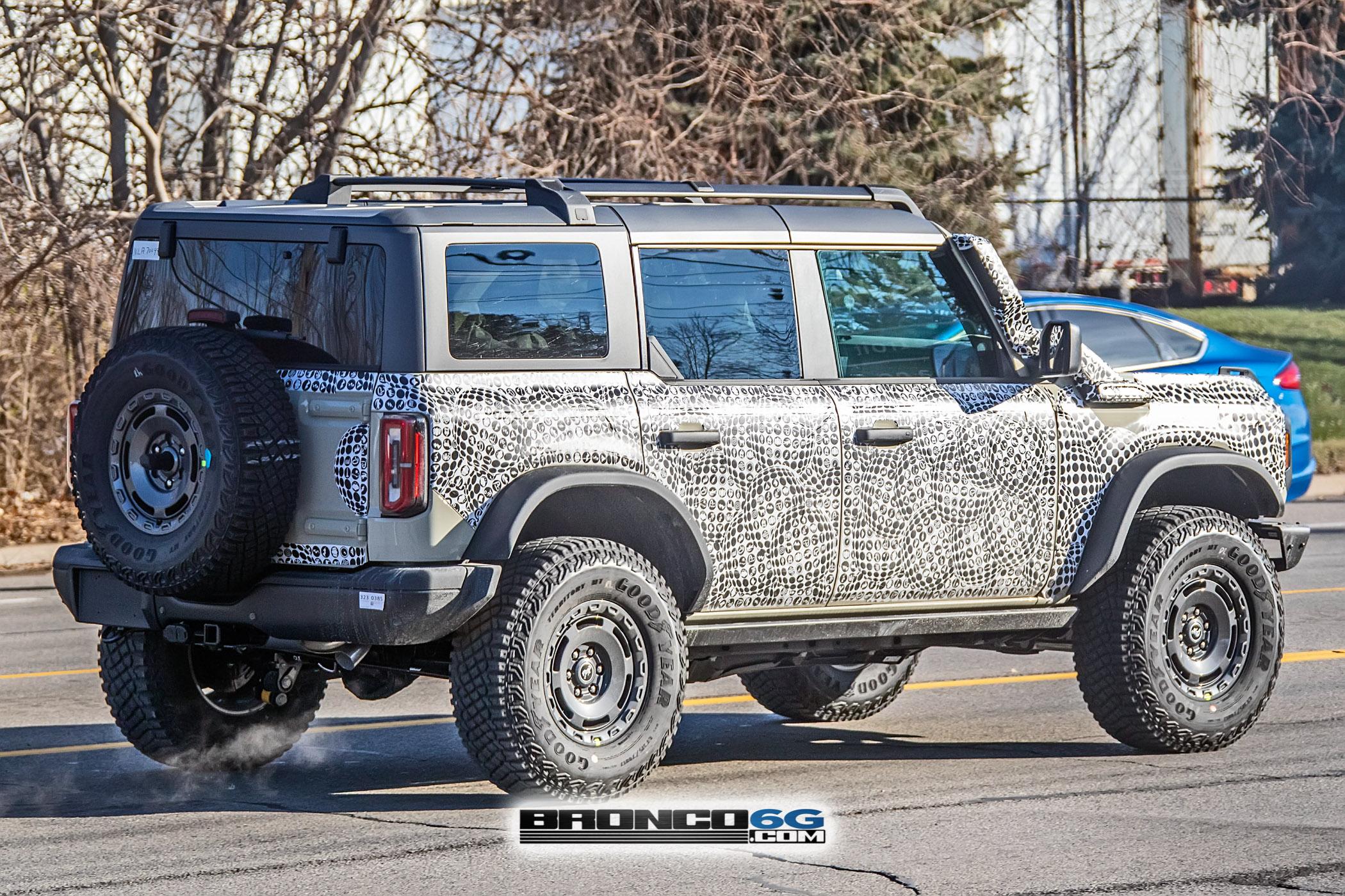 Ford Bronco 📸 2022 Bronco Everglades spied in DESERT SAND paint! BroncoEverglades.DesertSnd08.KGP
