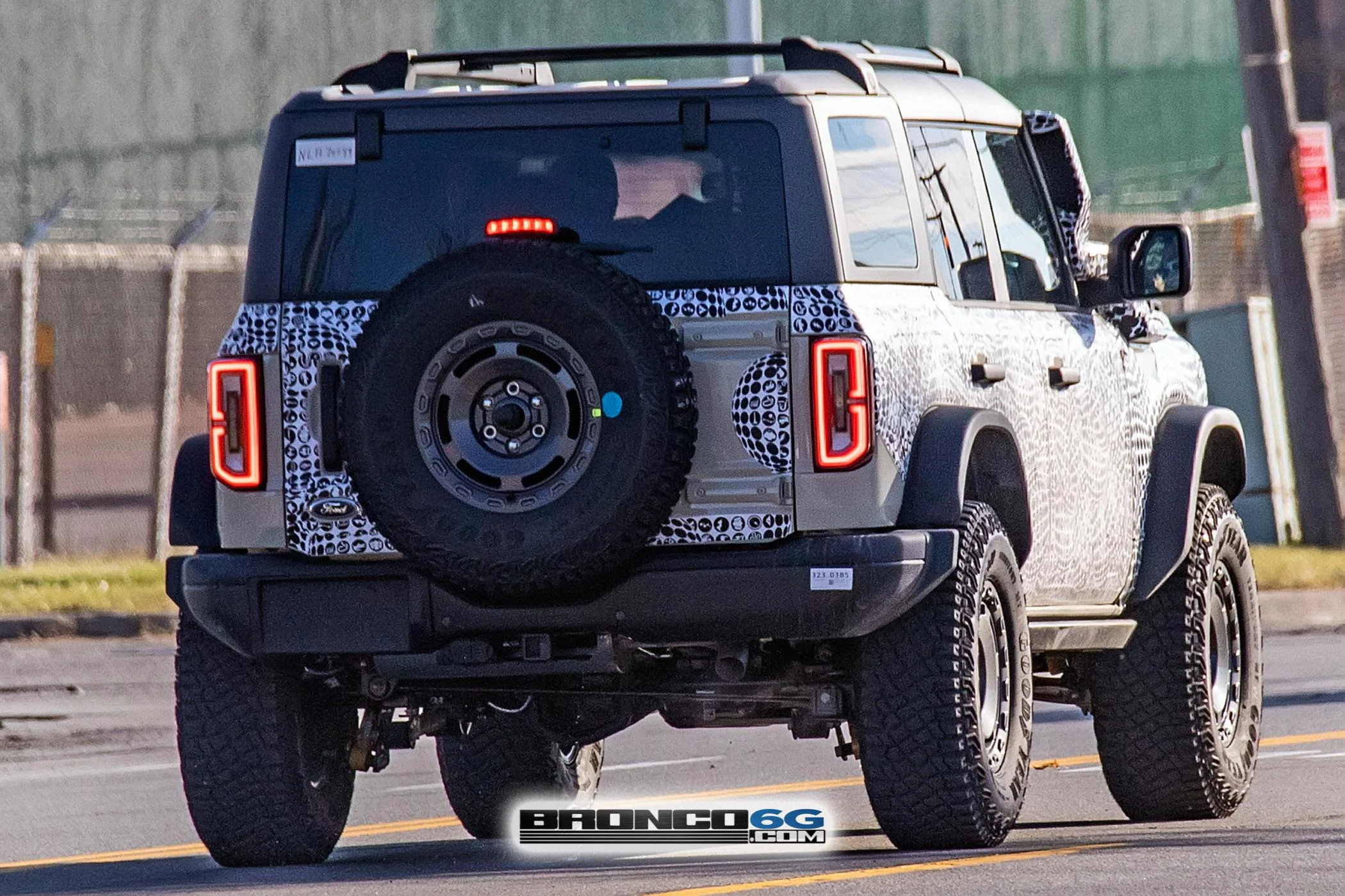 Ford Bronco 📸 2022 Bronco Everglades spied in DESERT SAND paint! BroncoEverglades.DesertSnd29.KGP